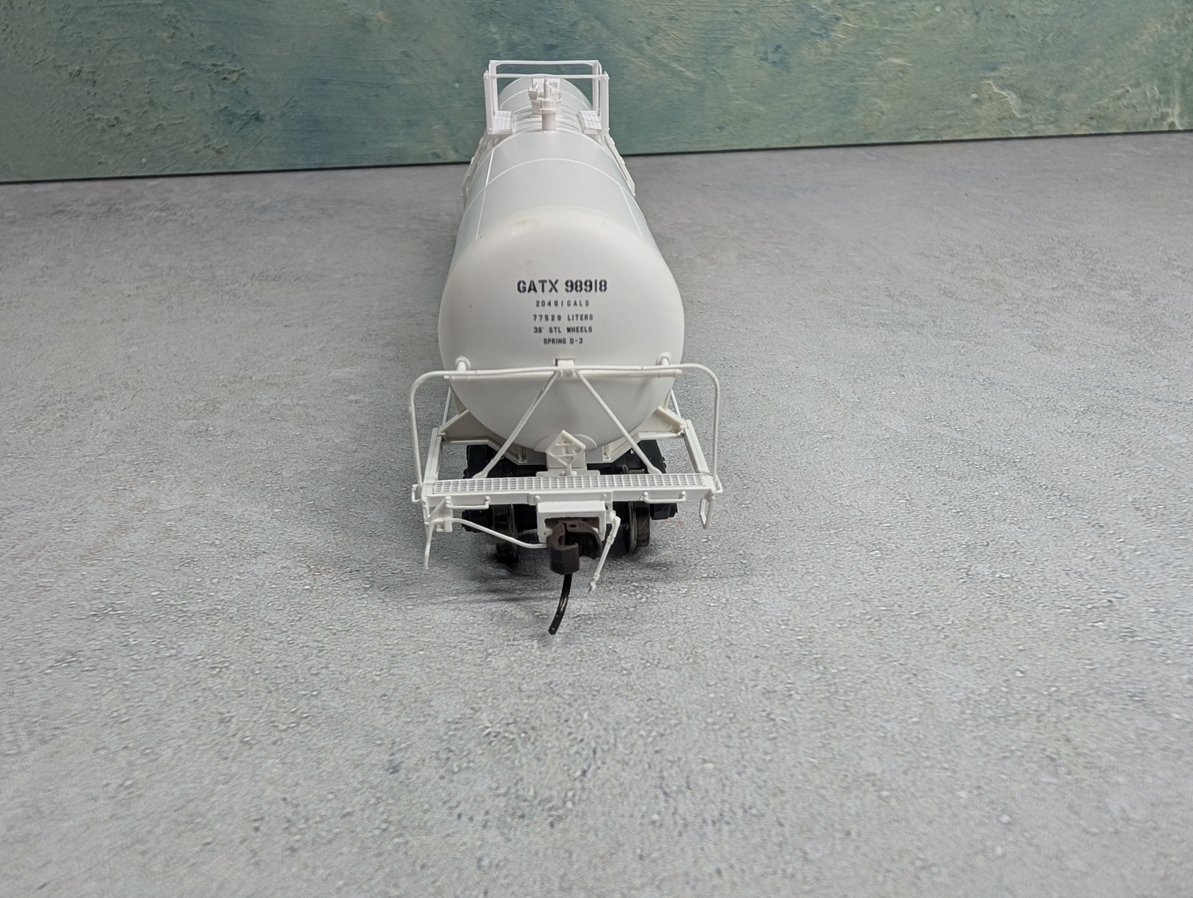 Atlas 20003508 HO Scale 20,700 Gal Tank Car GATX #98918 Service Driven