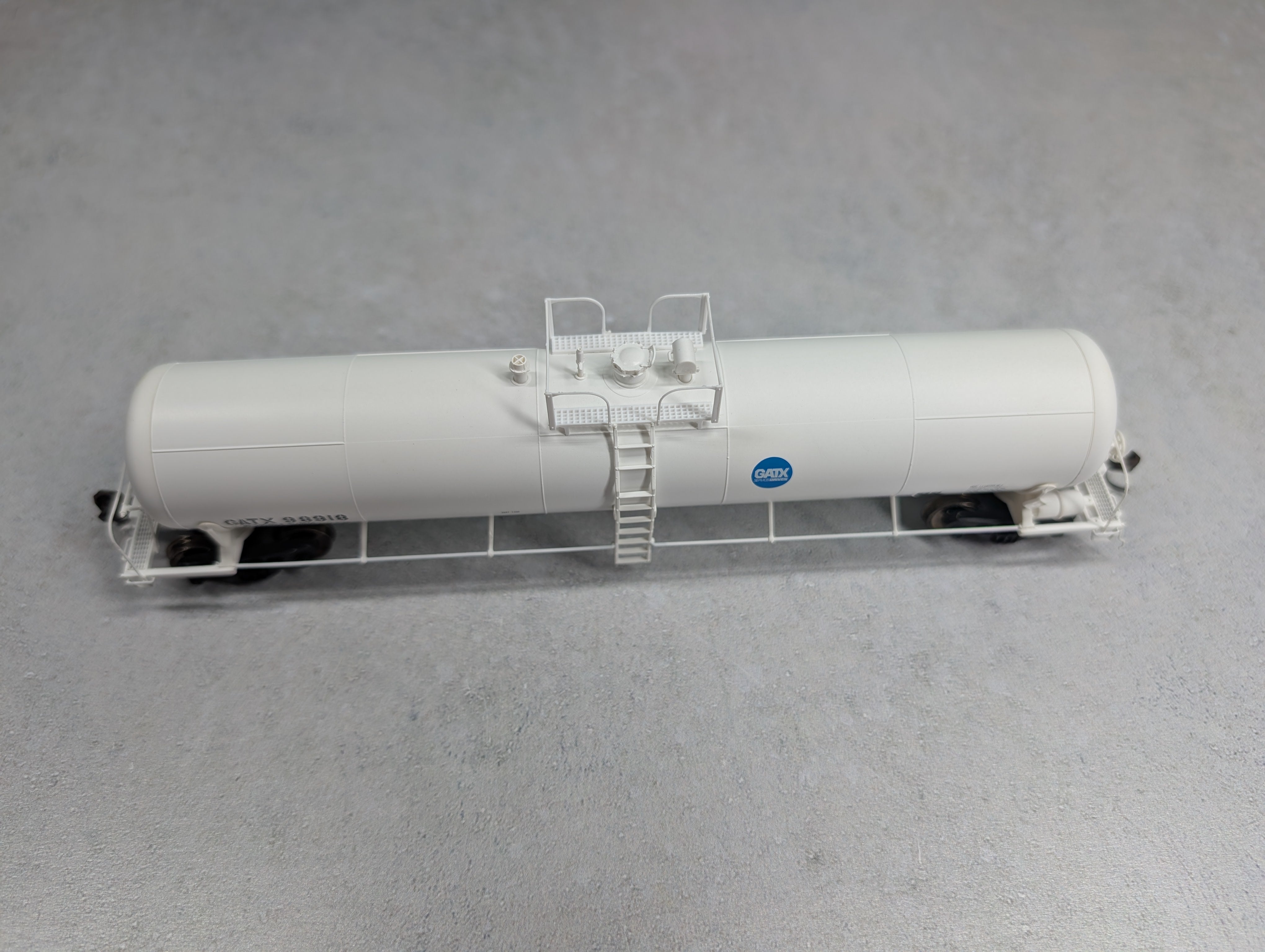 Atlas 20003508 HO Scale 20,700 Gal Tank Car GATX #98918 Service Driven