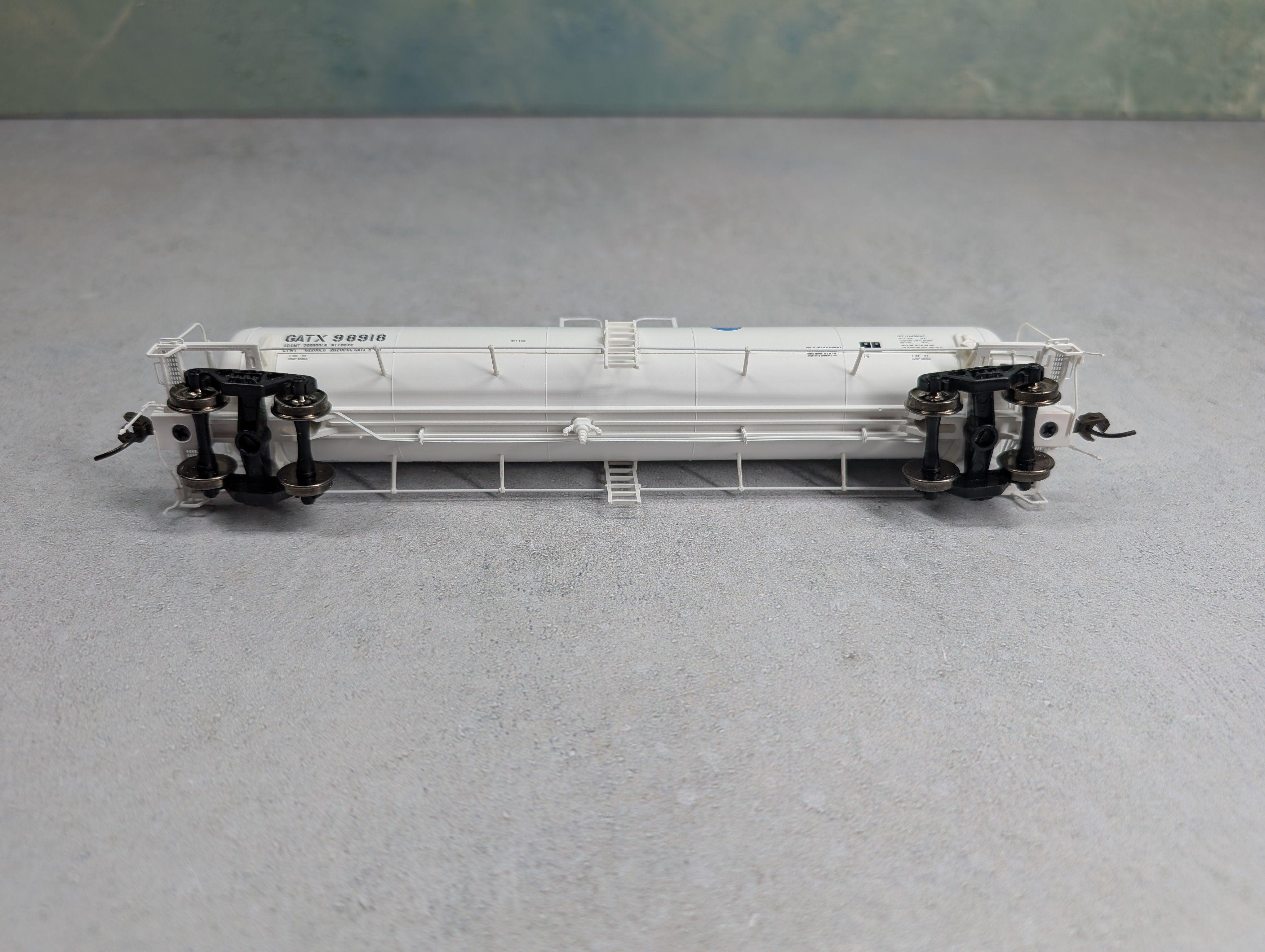 Atlas 20003508 HO Scale 20,700 Gal Tank Car GATX #98918 Service Driven