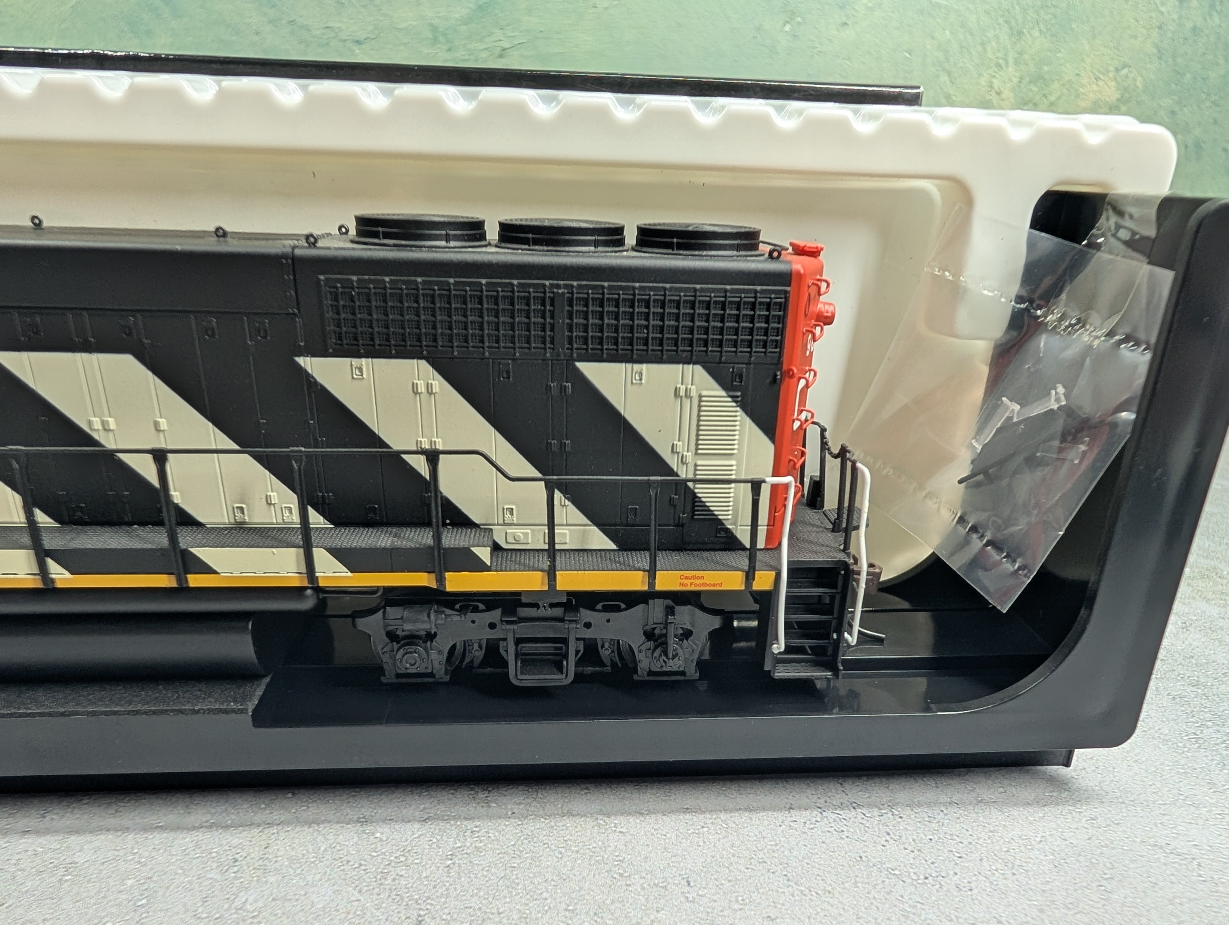 USED Atlas 10001413 HO Scale GP40-2 W Diesel Locomotive Canadian National #9640 Stripes ESU LokSound 4