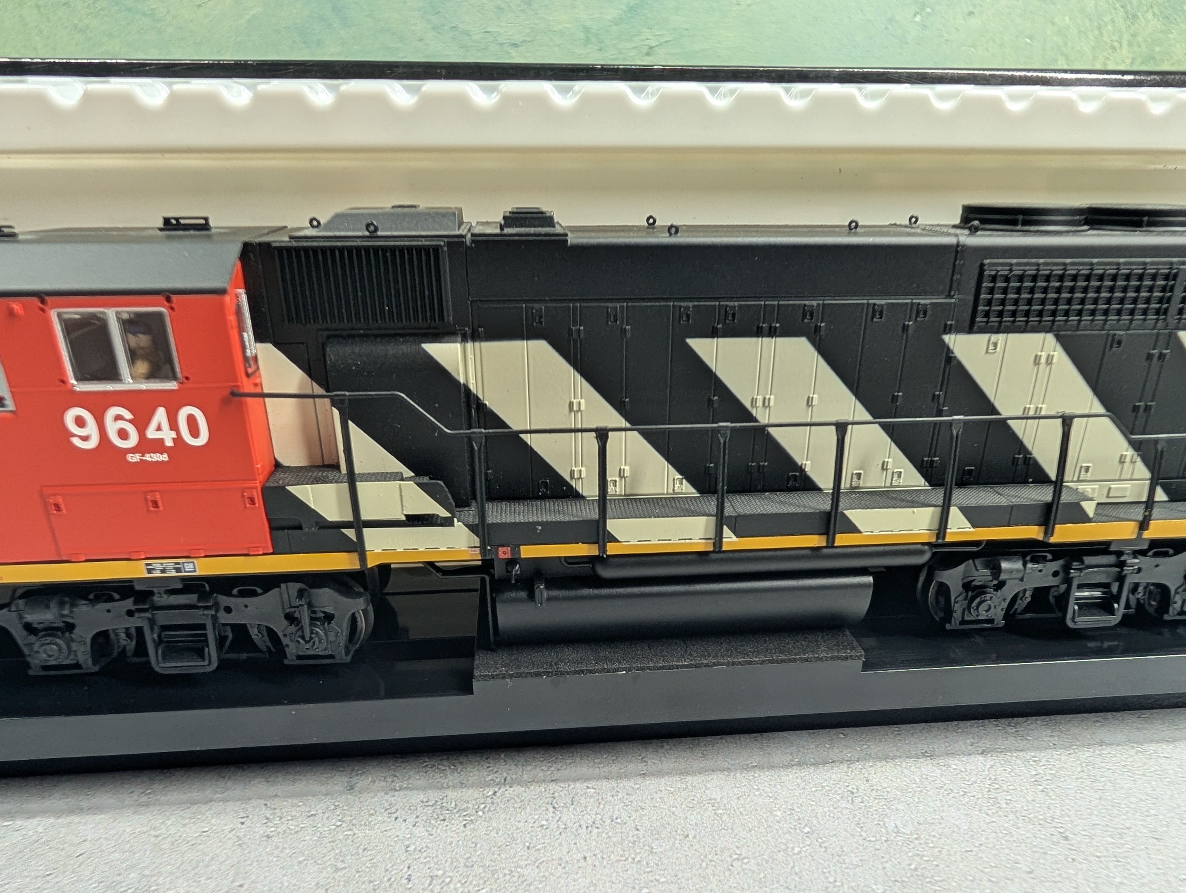 USED Atlas 10001413 HO Scale GP40-2 W Diesel Locomotive Canadian National #9640 Stripes ESU LokSound 4