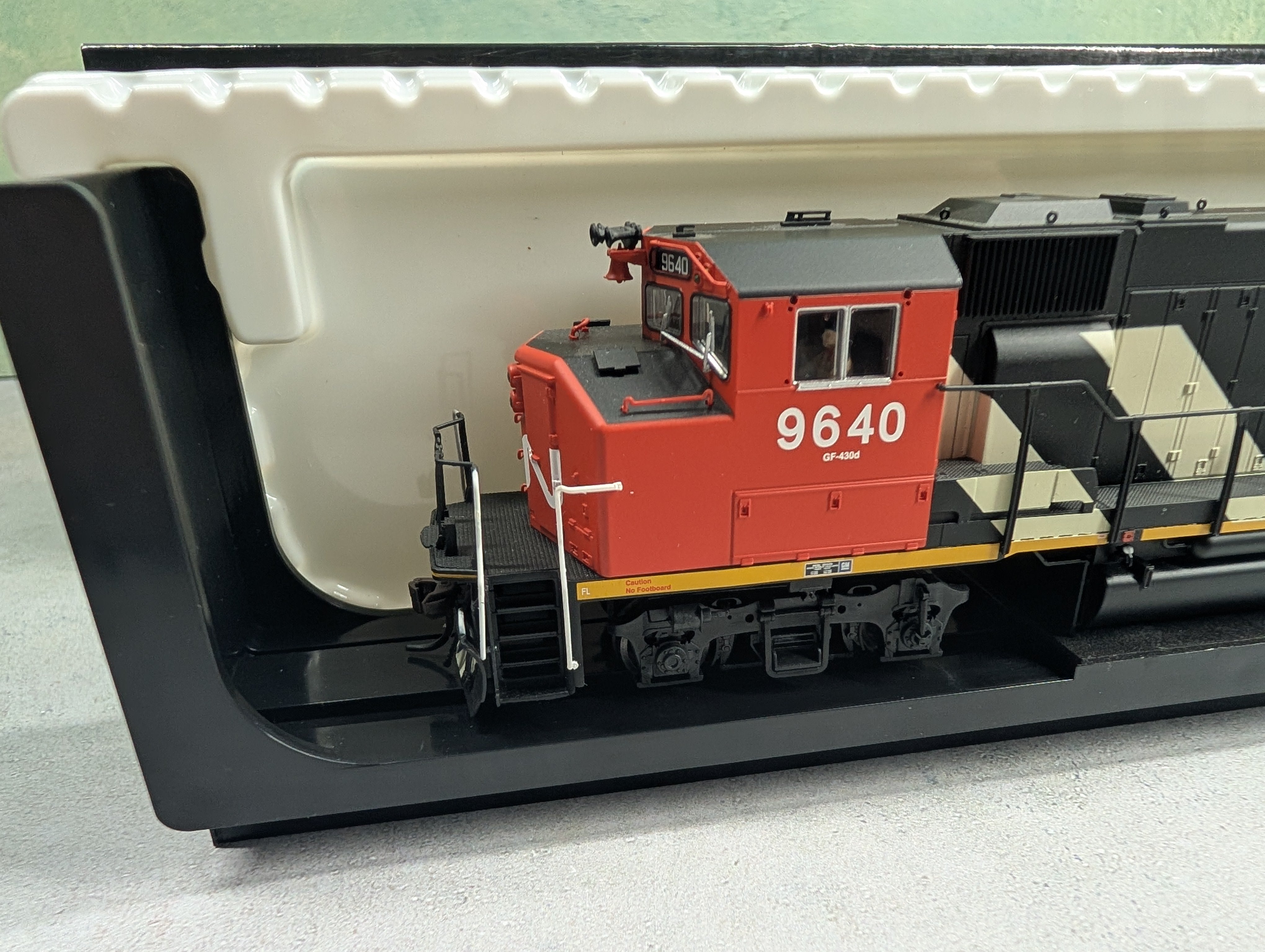 USED Atlas 10001413 HO Scale GP40-2 W Diesel Locomotive Canadian National #9640 Stripes ESU LokSound 4