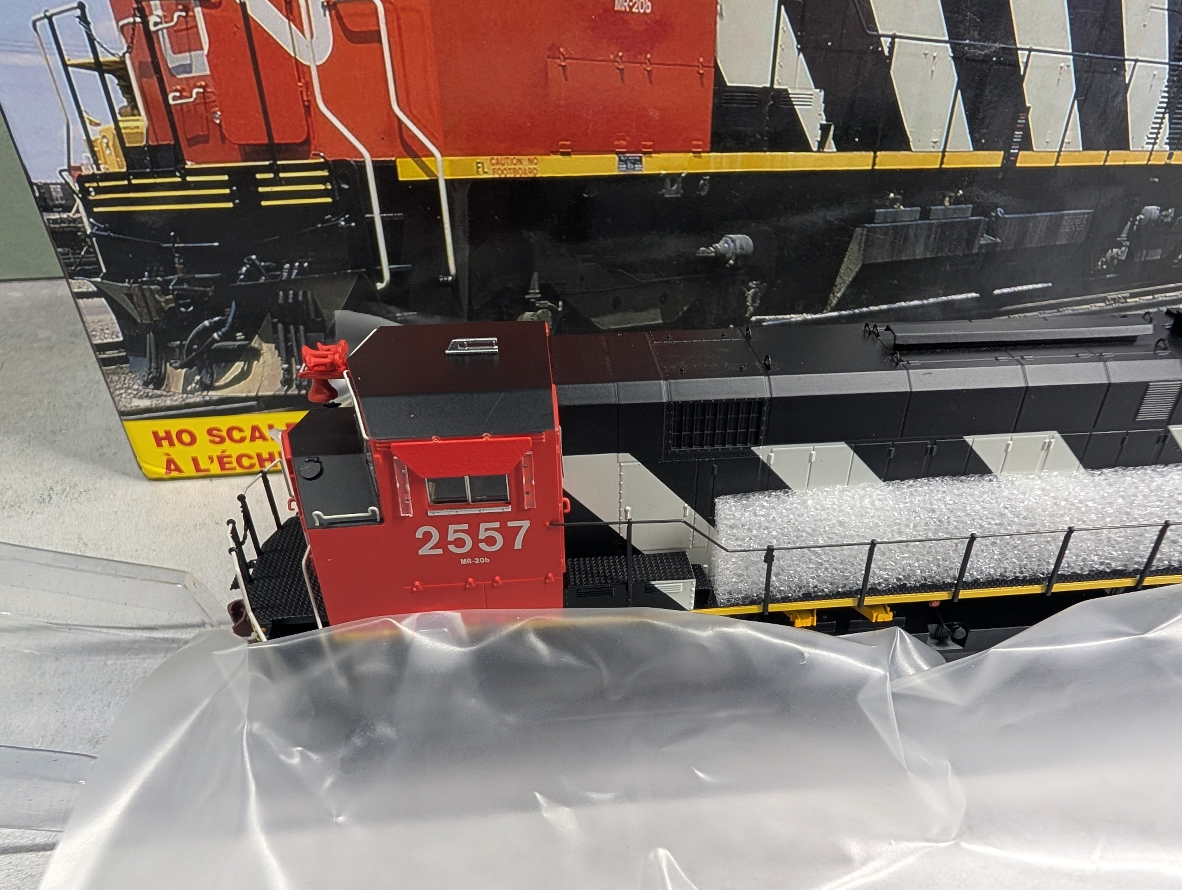 USED Rapido 33504 HO Scale MLW M420 Diesel Locomotive Canadian National #2557 MR-20b Stripes ESU LokSound 5