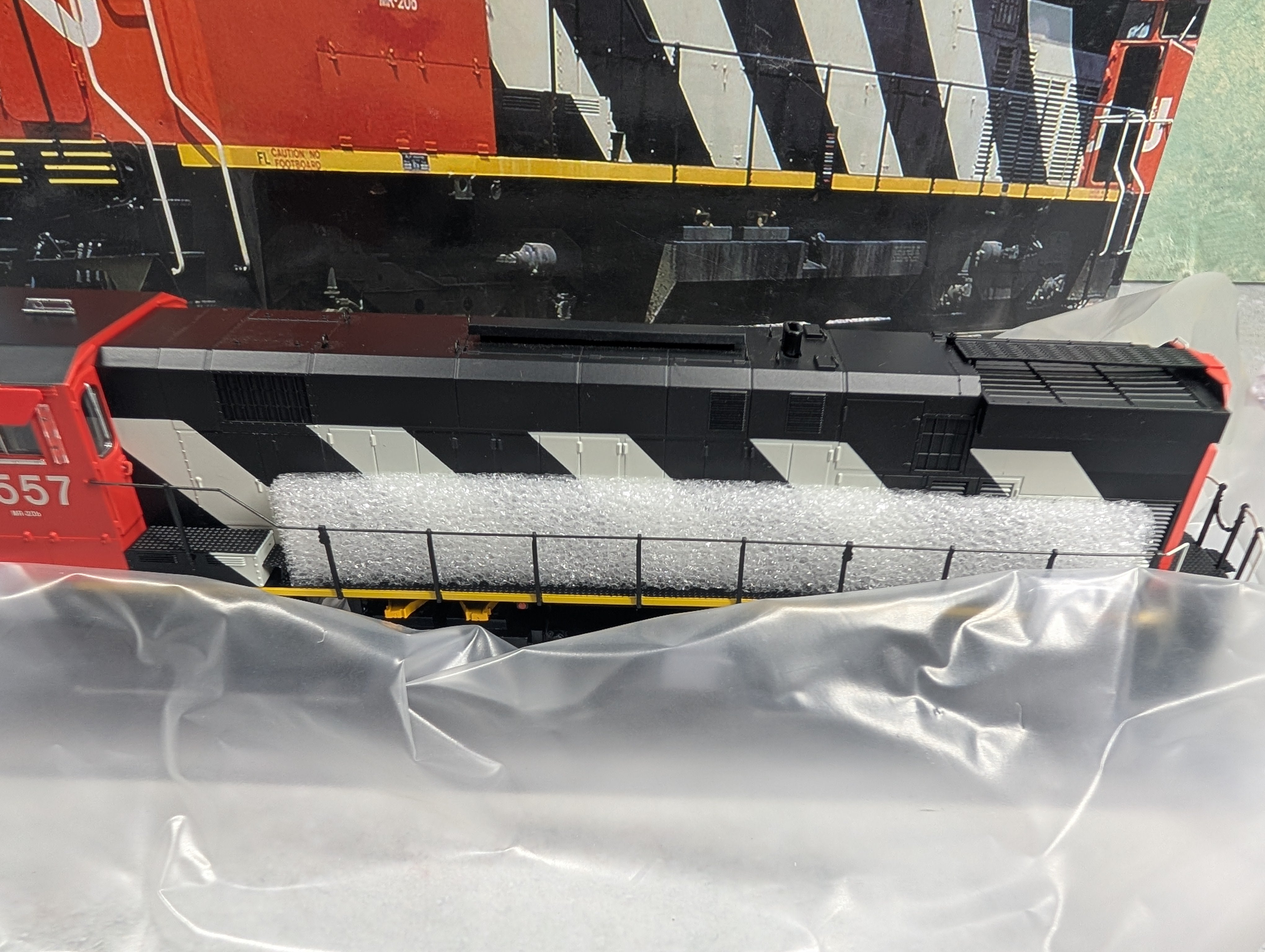 USED Rapido 33504 HO Scale MLW M420 Diesel Locomotive Canadian National #2557 MR-20b Stripes ESU LokSound 5