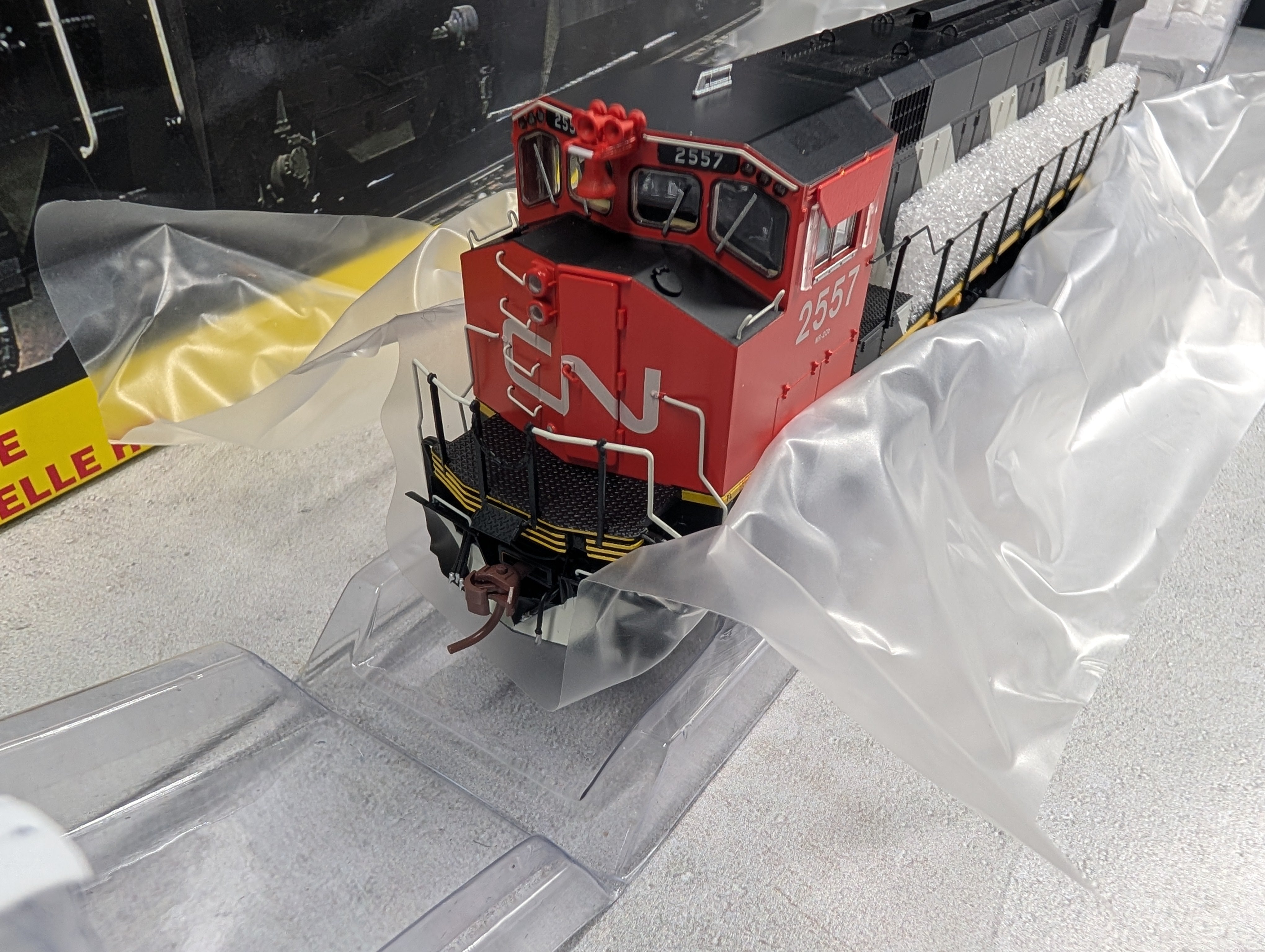 USED Rapido 33504 HO Scale MLW M420 Diesel Locomotive Canadian National #2557 MR-20b Stripes ESU LokSound 5