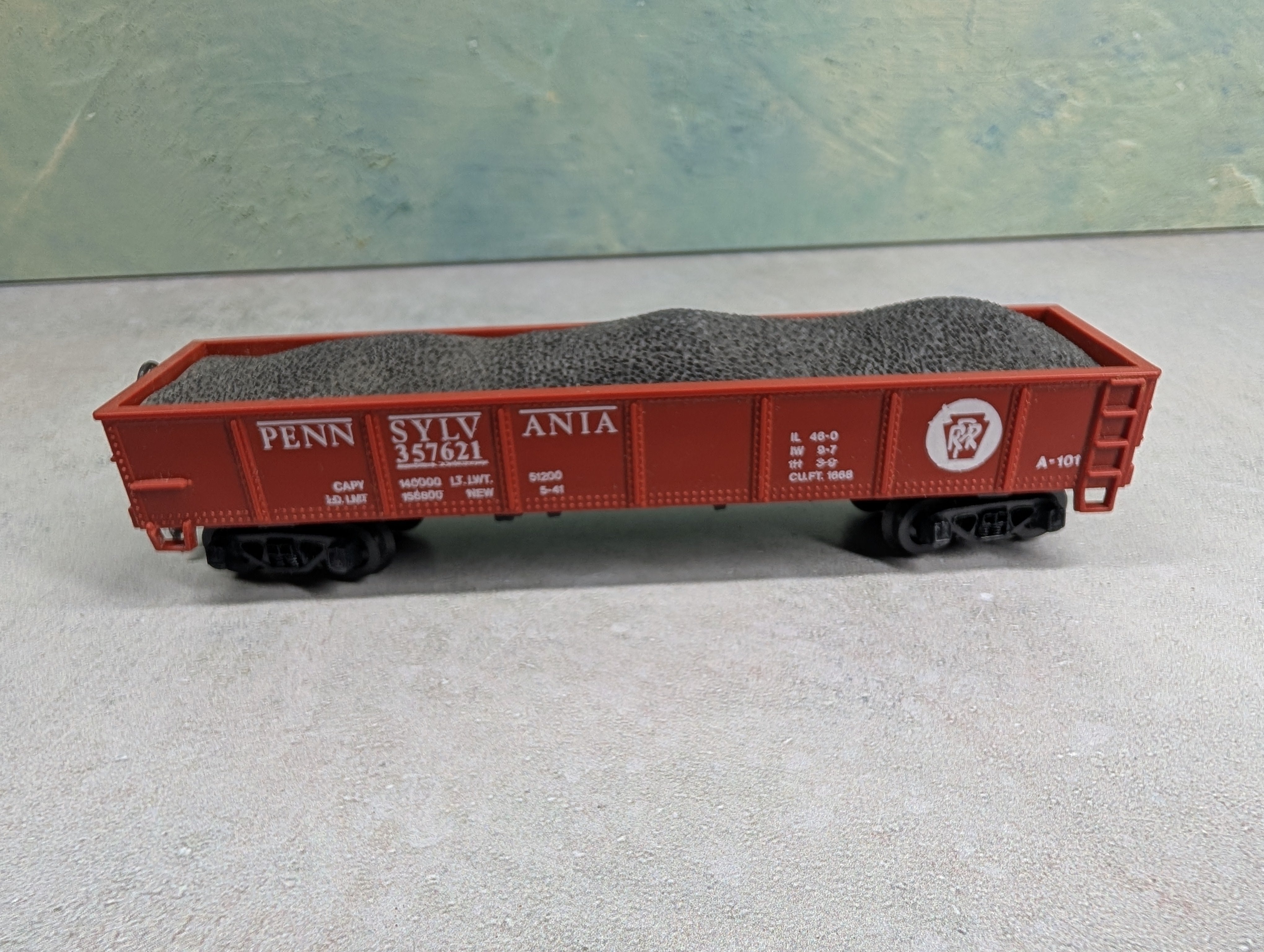 USED HO Scale 40' Gondola Pennsylvania #357621 w/ Load