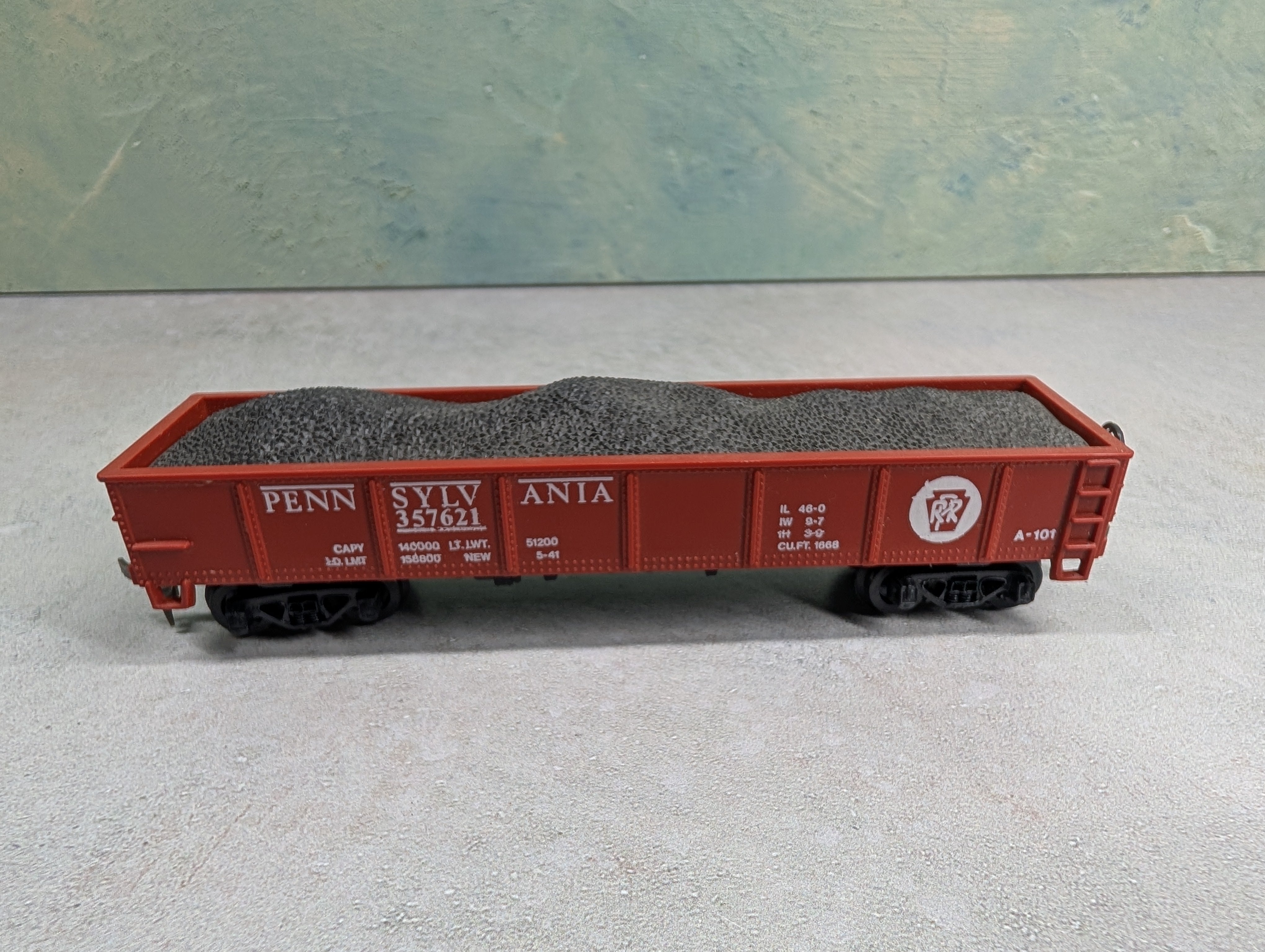 USED HO Scale 40' Gondola Pennsylvania #357621 w/ Load