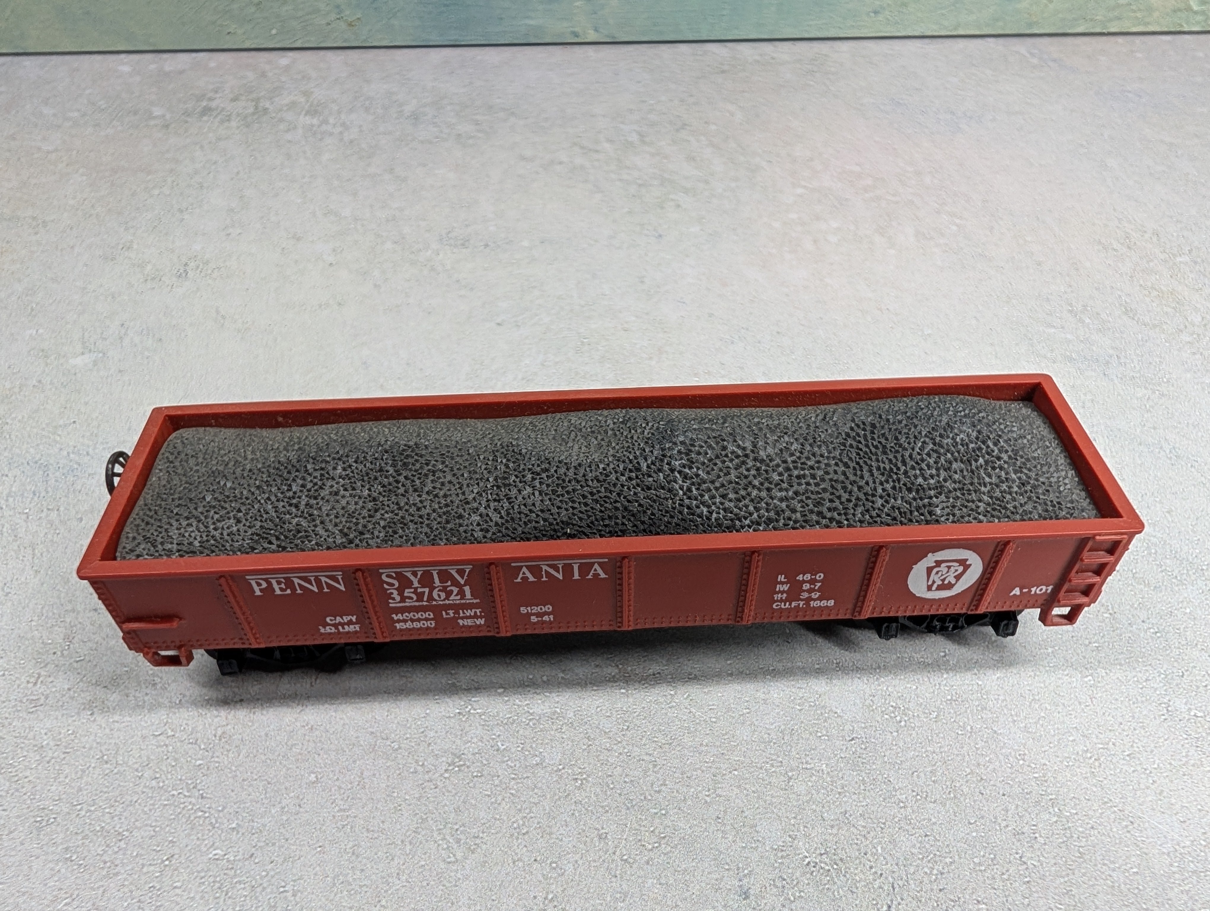USED HO Scale 40' Gondola Pennsylvania #357621 w/ Load