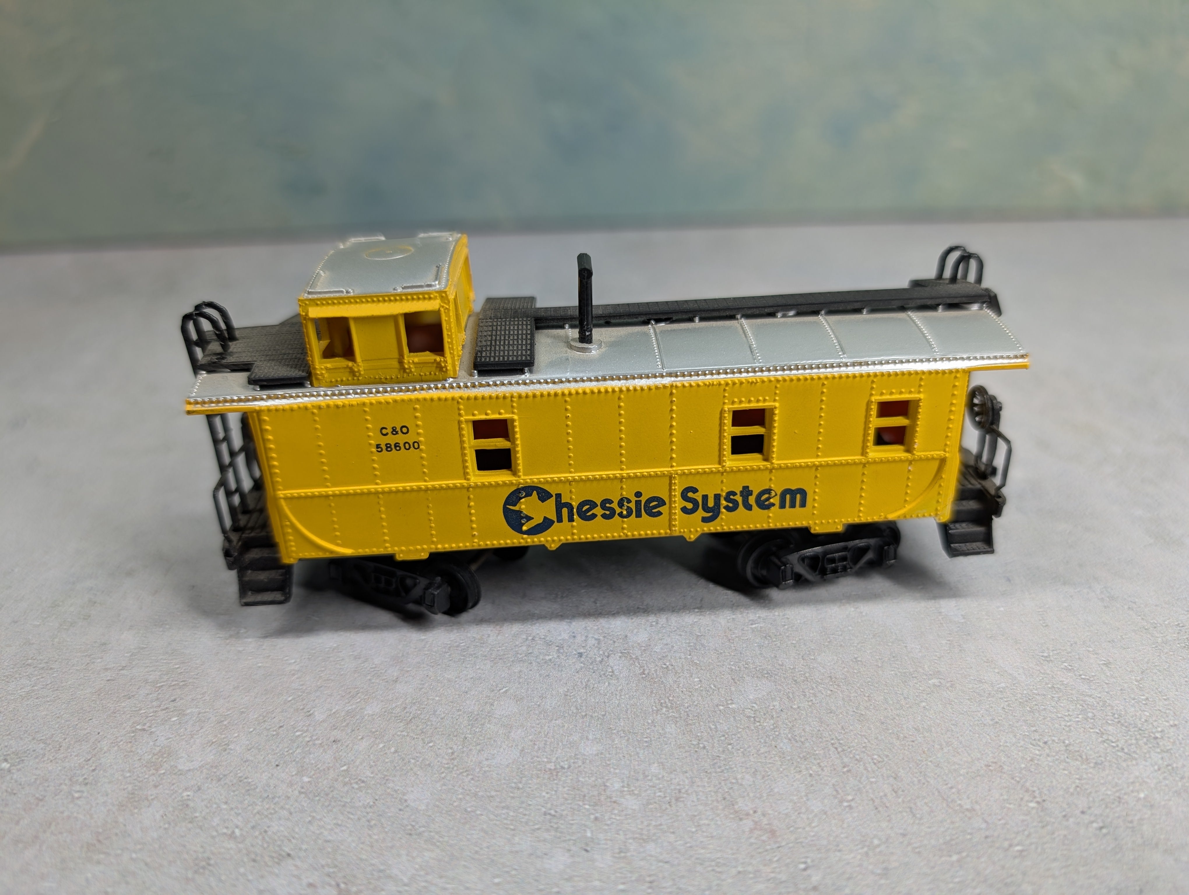 USED Lionel HO Scale Caboose Chessie System C&O #58600