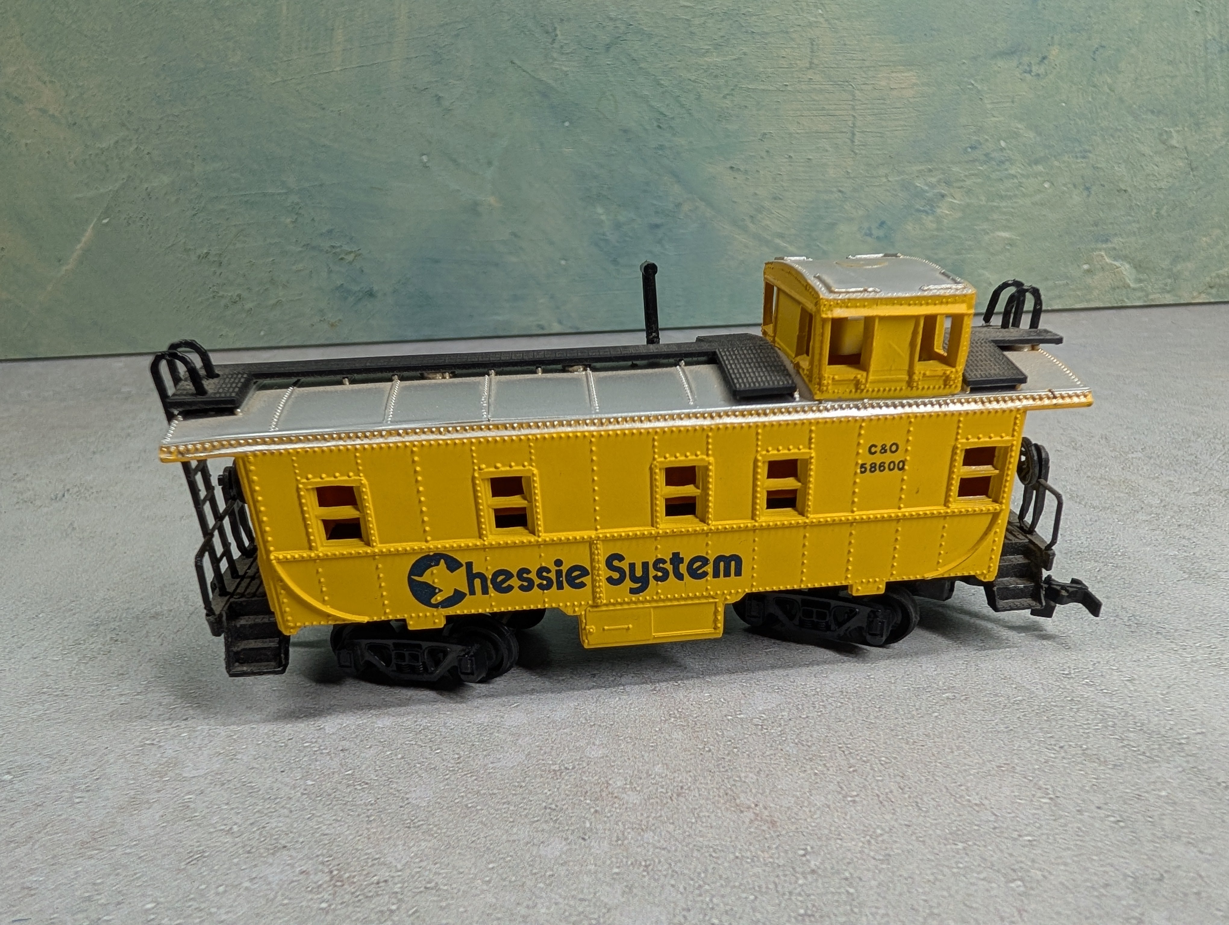 USED Lionel HO Scale Caboose Chessie System C&O #58600