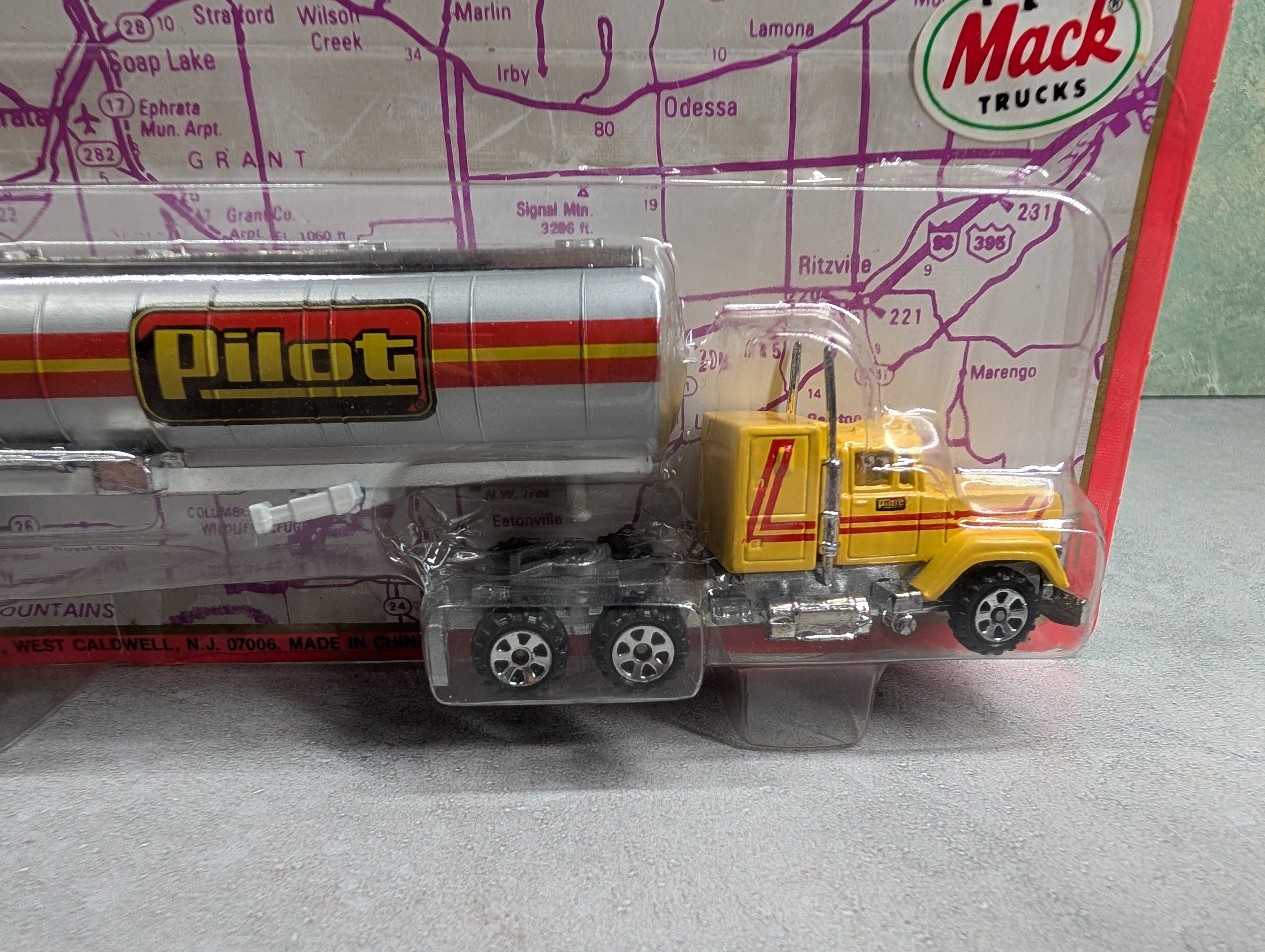 Road Champs 7372 HO Scale Pilot Mack Semi Tanker Truck Die Cast Collection