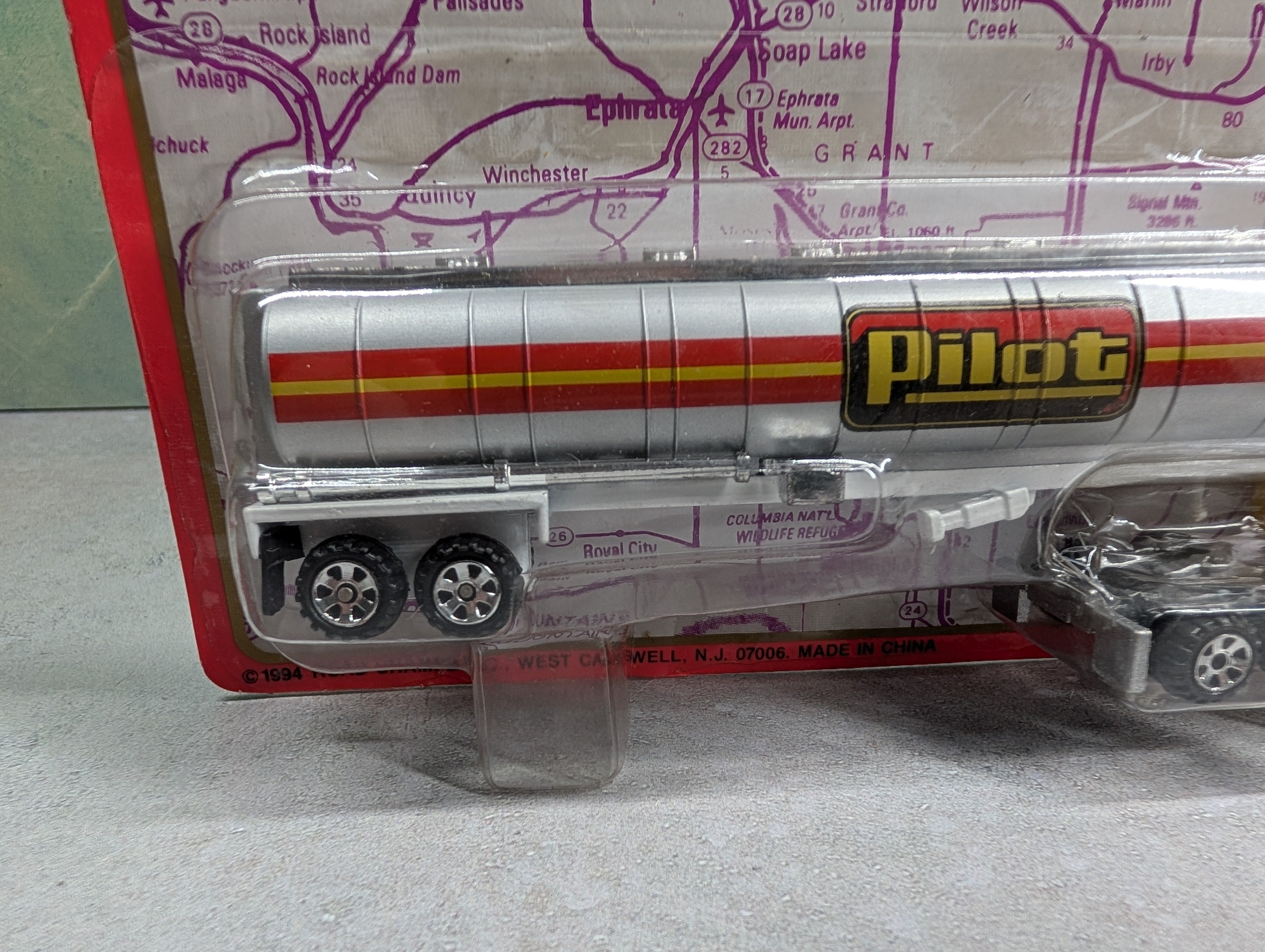Road Champs 7372 HO Scale Pilot Mack Semi Tanker Truck Die Cast Collection
