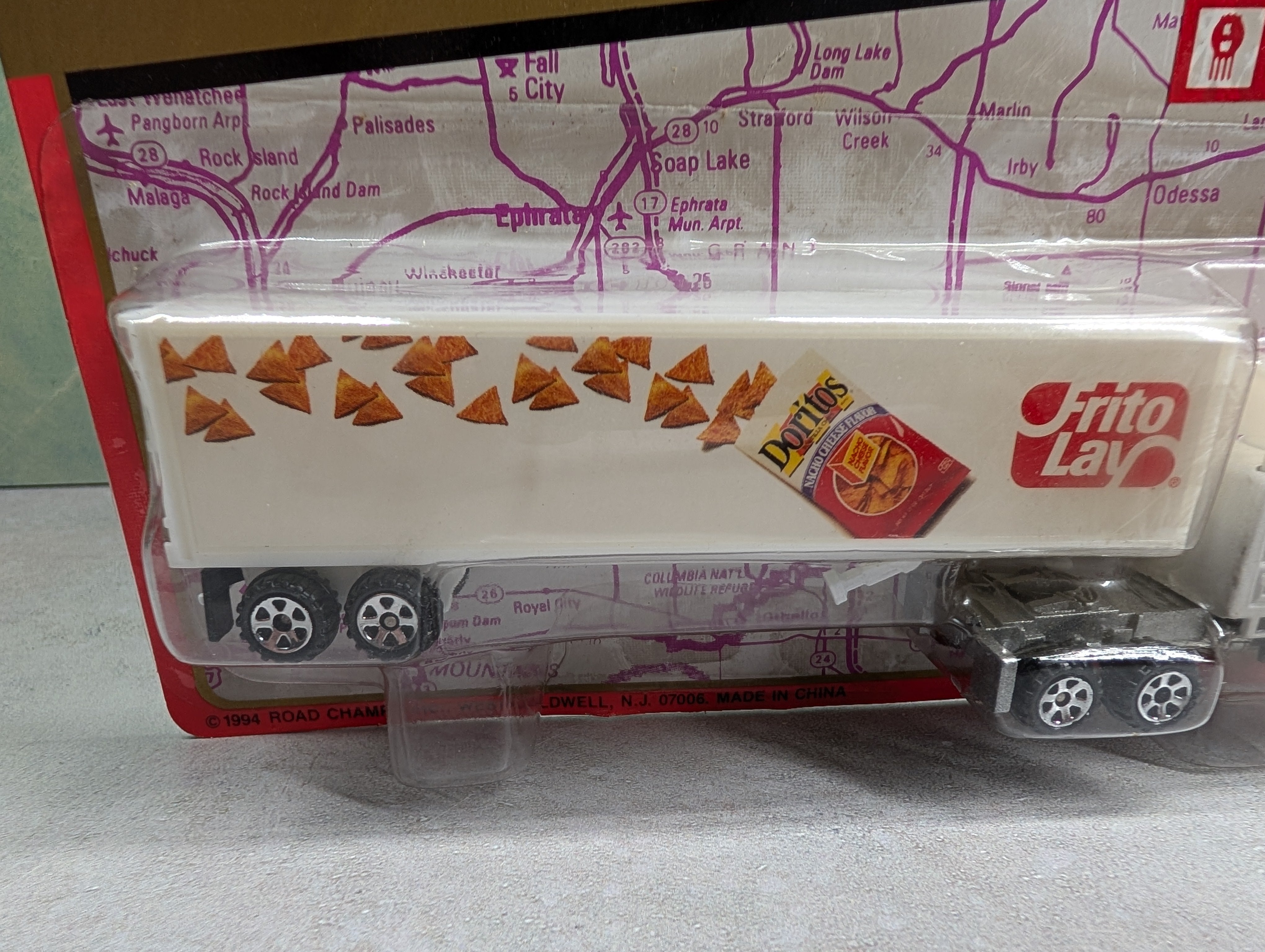 Road Champs 7372 HO Scale Frito Lay Doritos Kenworth Semi Truck and Trailer Die Cast Collection