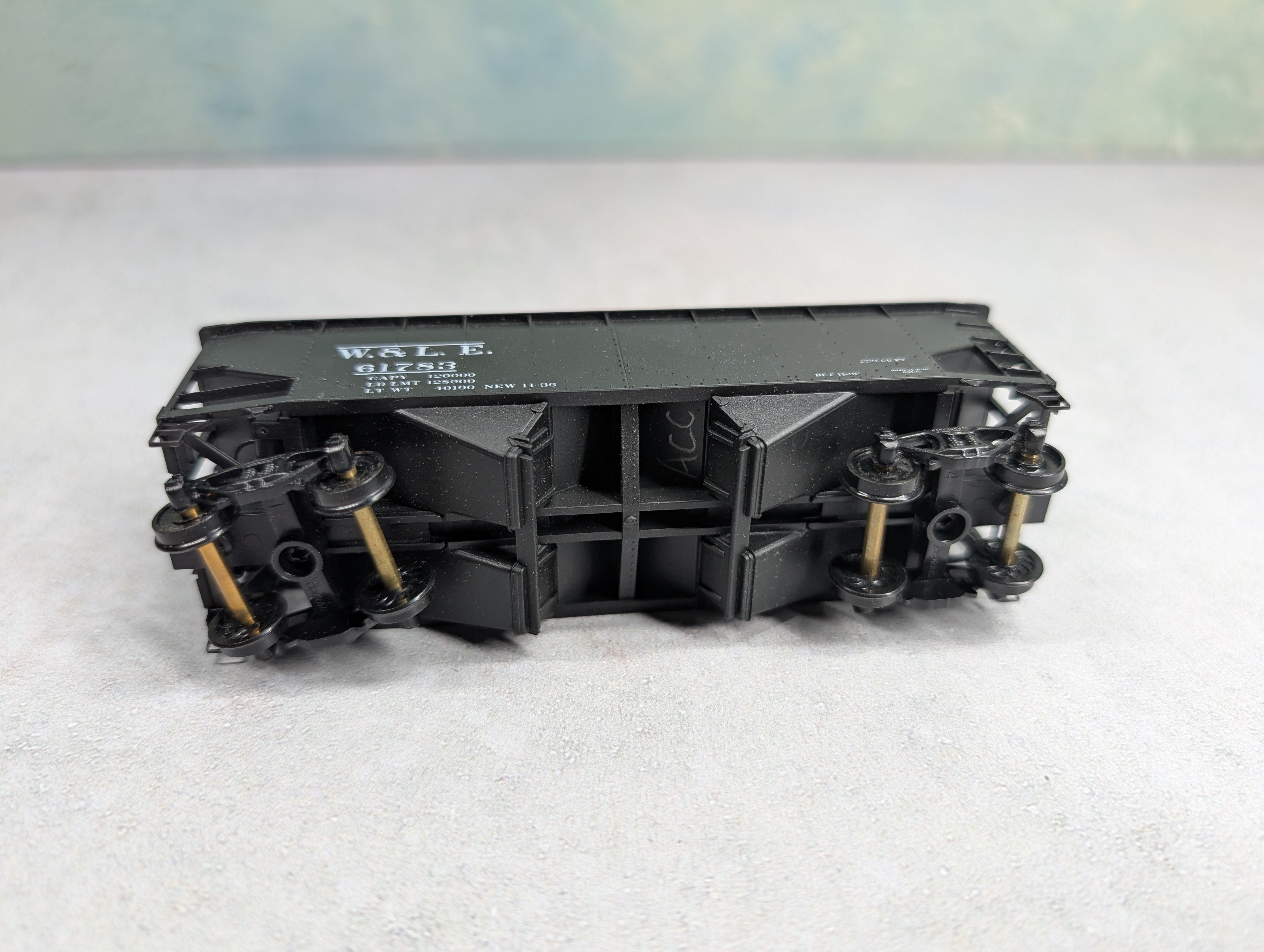 USED Accurail HO Scale 2 Bay Open Hopper Wheeling and Lake Erie W&LE #61783