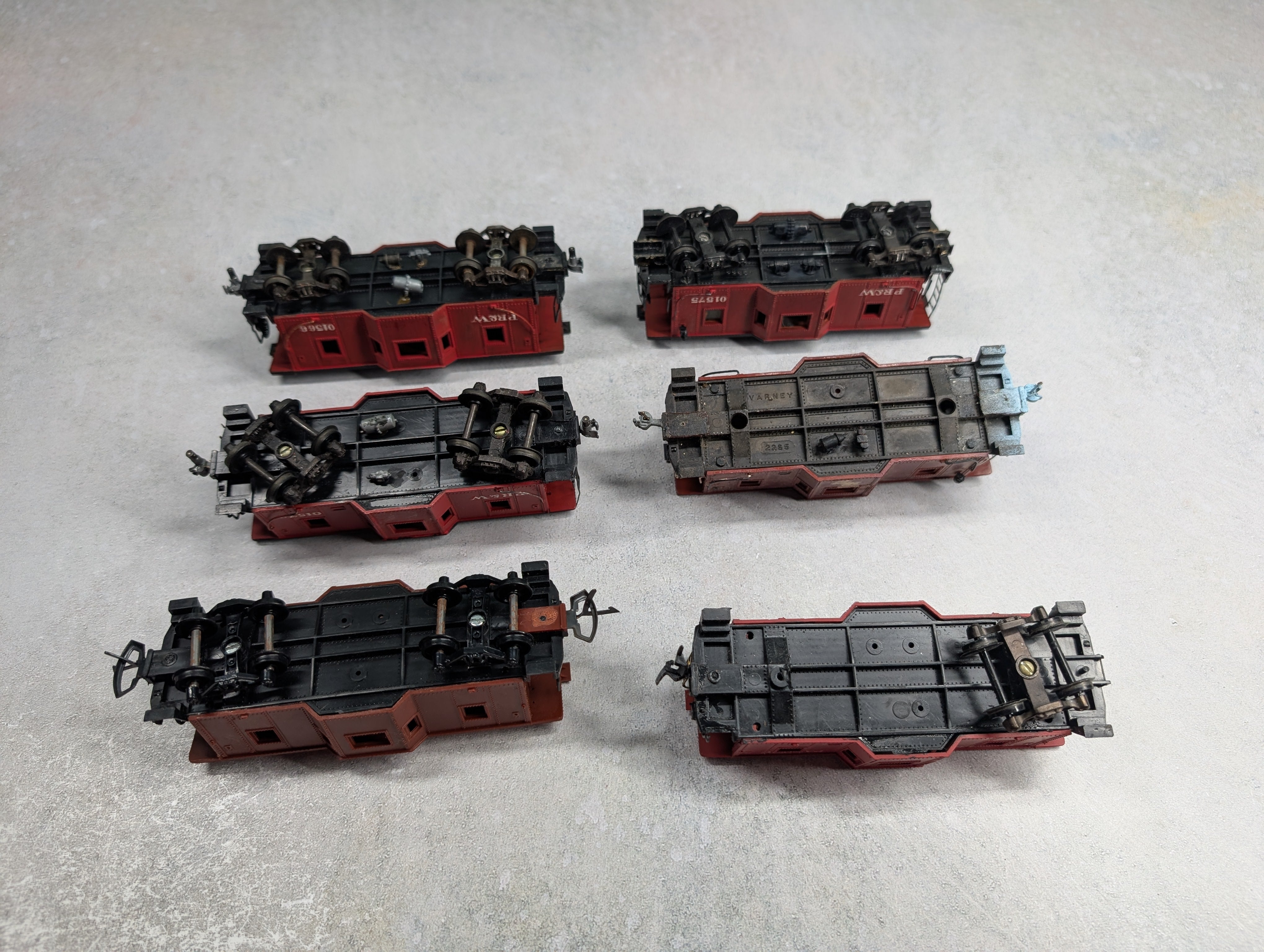 USED HO Scale Lot of Bay Window Cabooses, Varney + more (6 pcs)