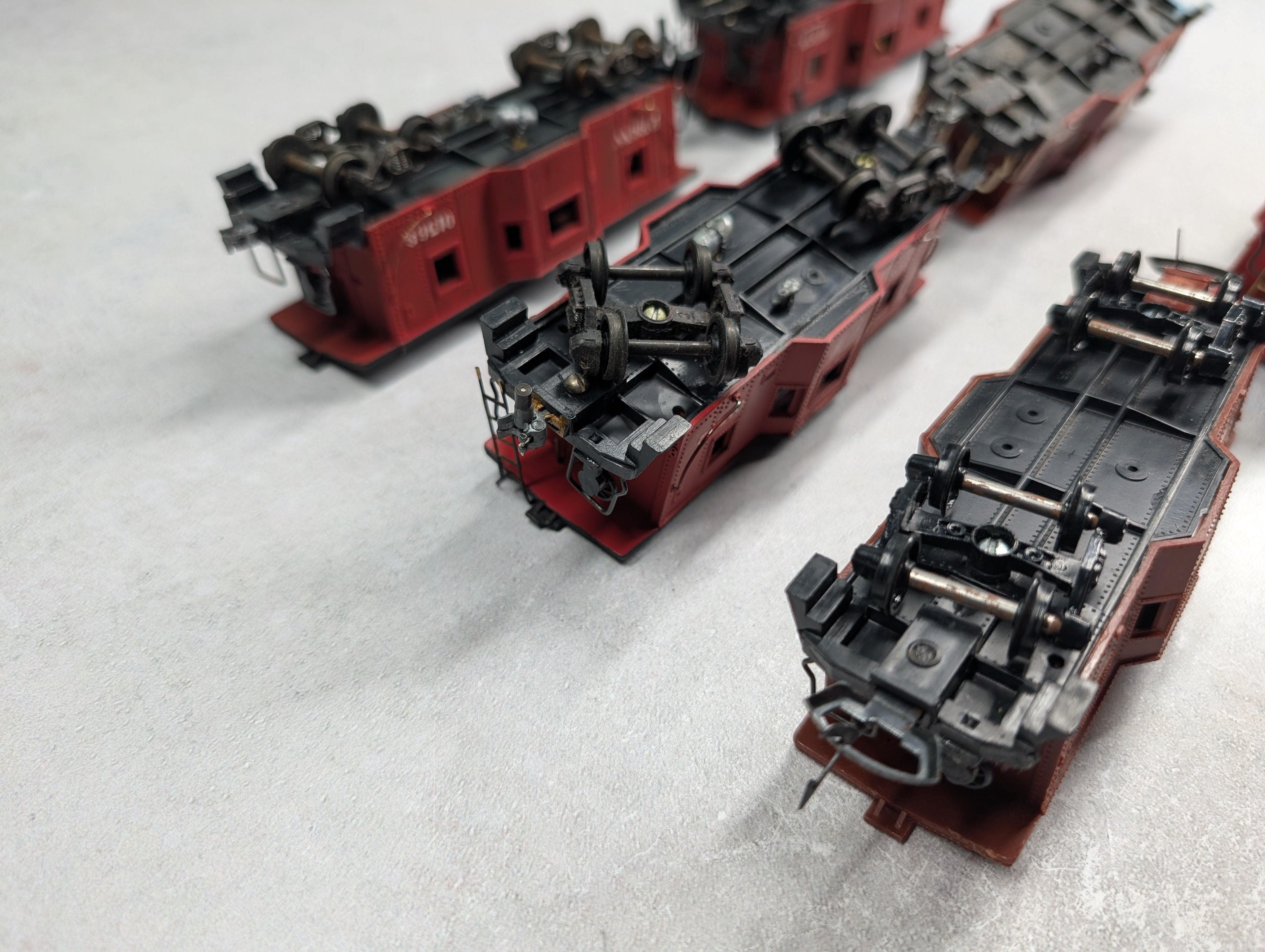 USED HO Scale Lot of Bay Window Cabooses, Varney + more (6 pcs)