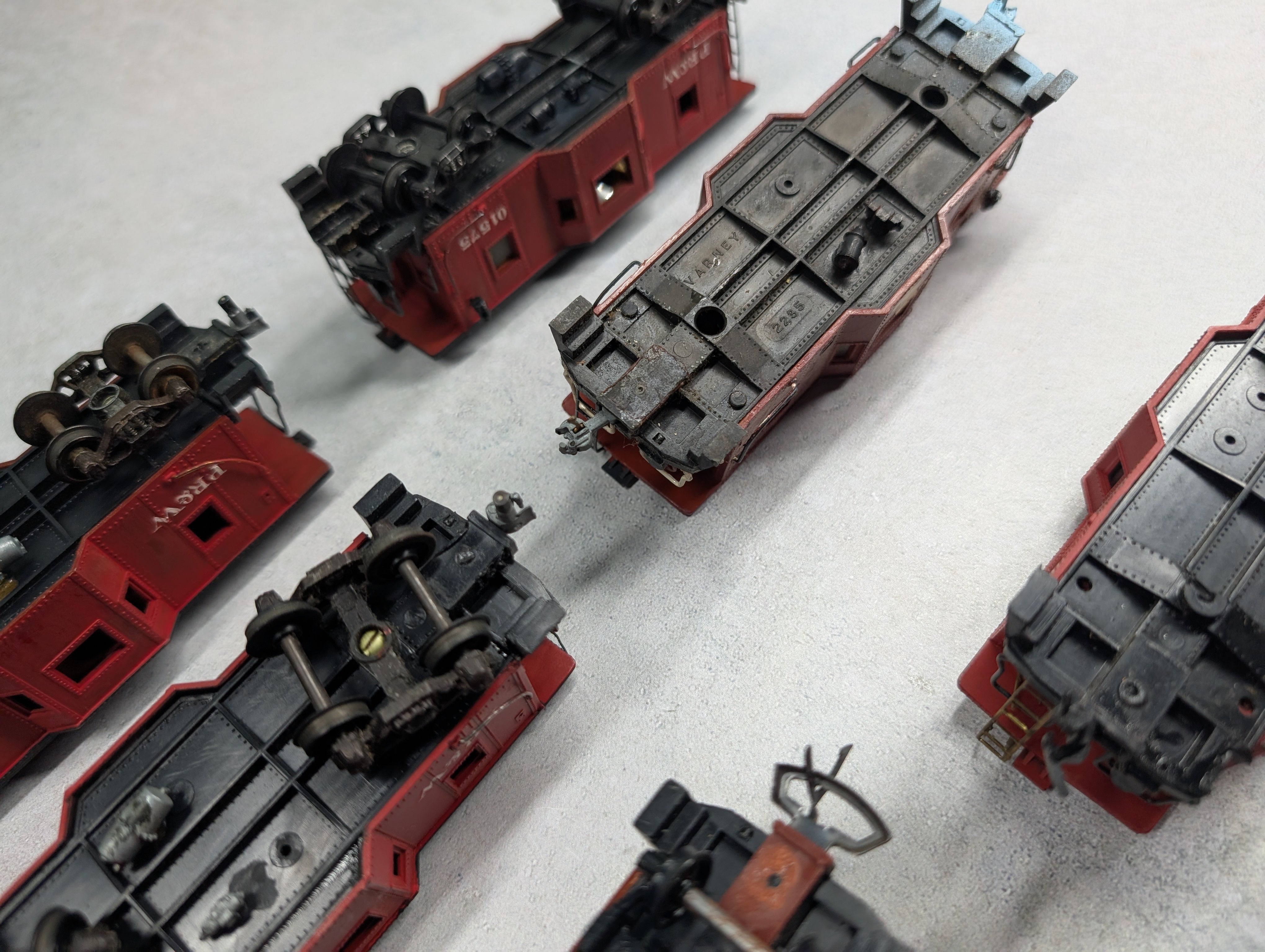 USED HO Scale Lot of Bay Window Cabooses, Varney + more (6 pcs)