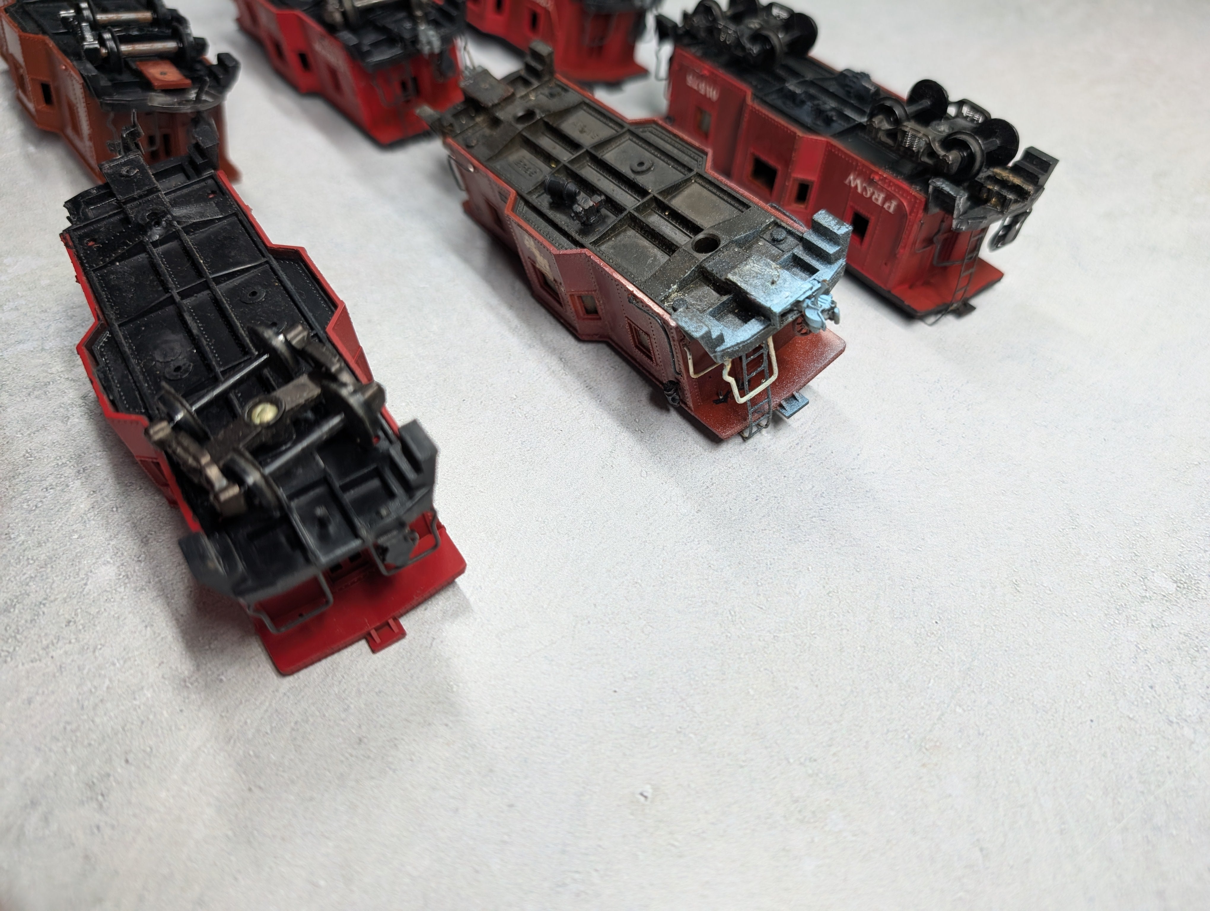 USED HO Scale Lot of Bay Window Cabooses, Varney + more (6 pcs)