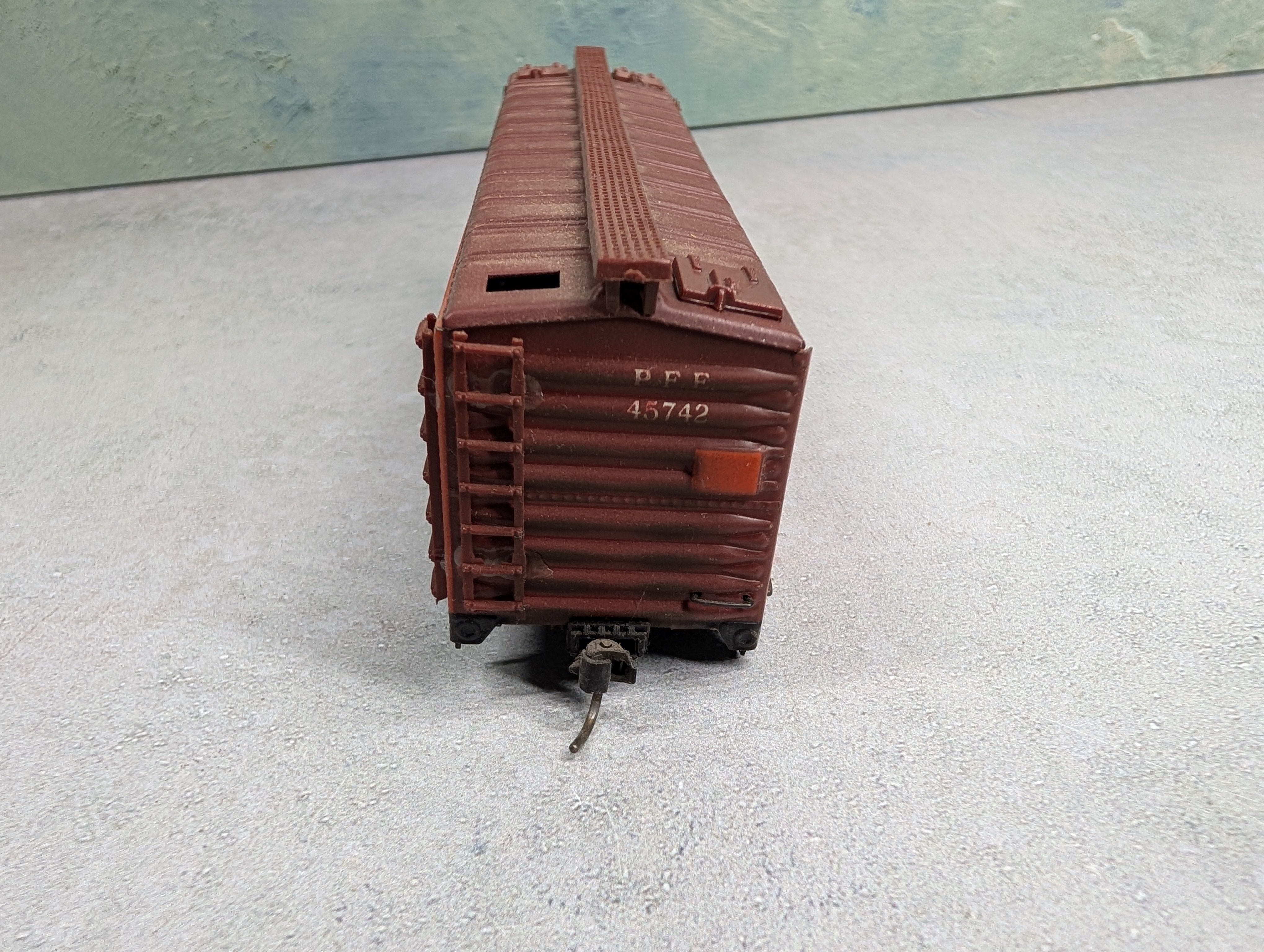 USED Varney HO Scale 40' Reefer Box Car Pacific Fruit Express PFE #45742 Weathered