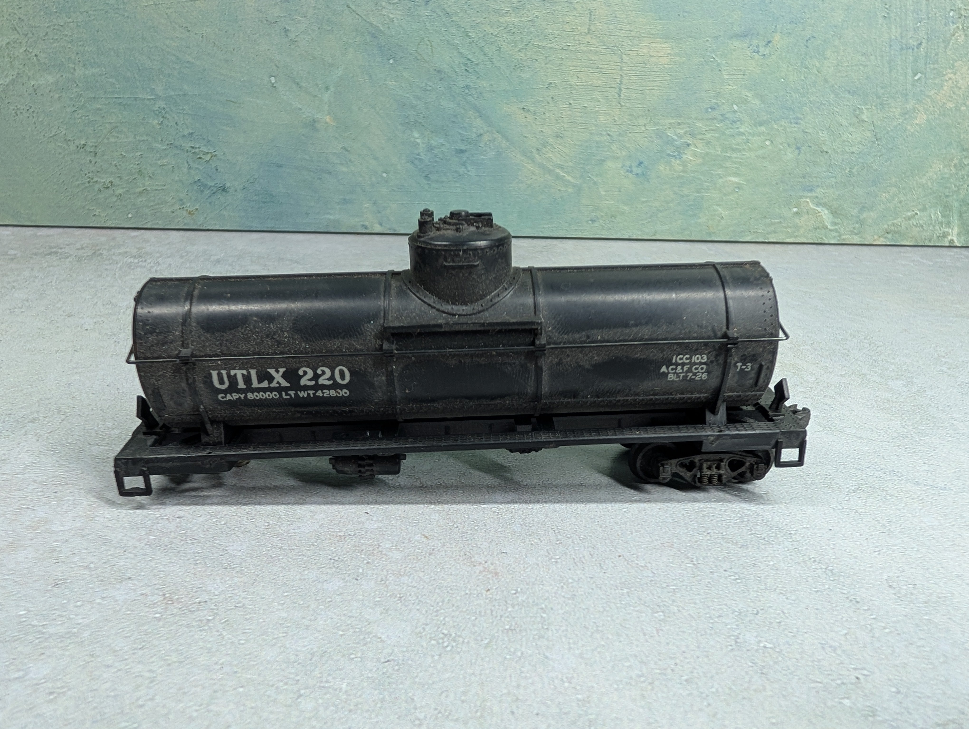 USED Varney HO Scale Single Dome Tank Car UTLX #220