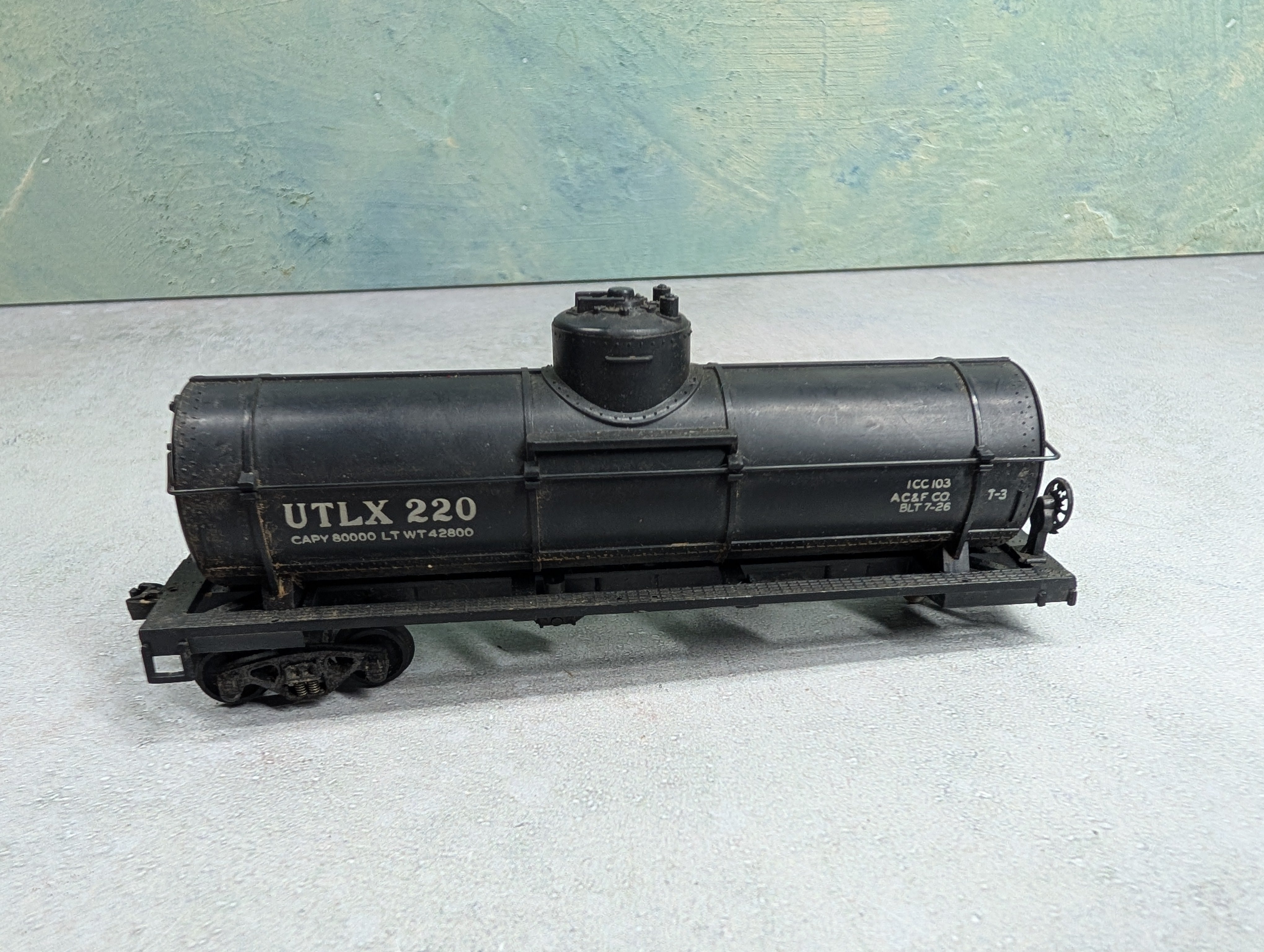 USED Varney HO Scale Single Dome Tank Car UTLX #220