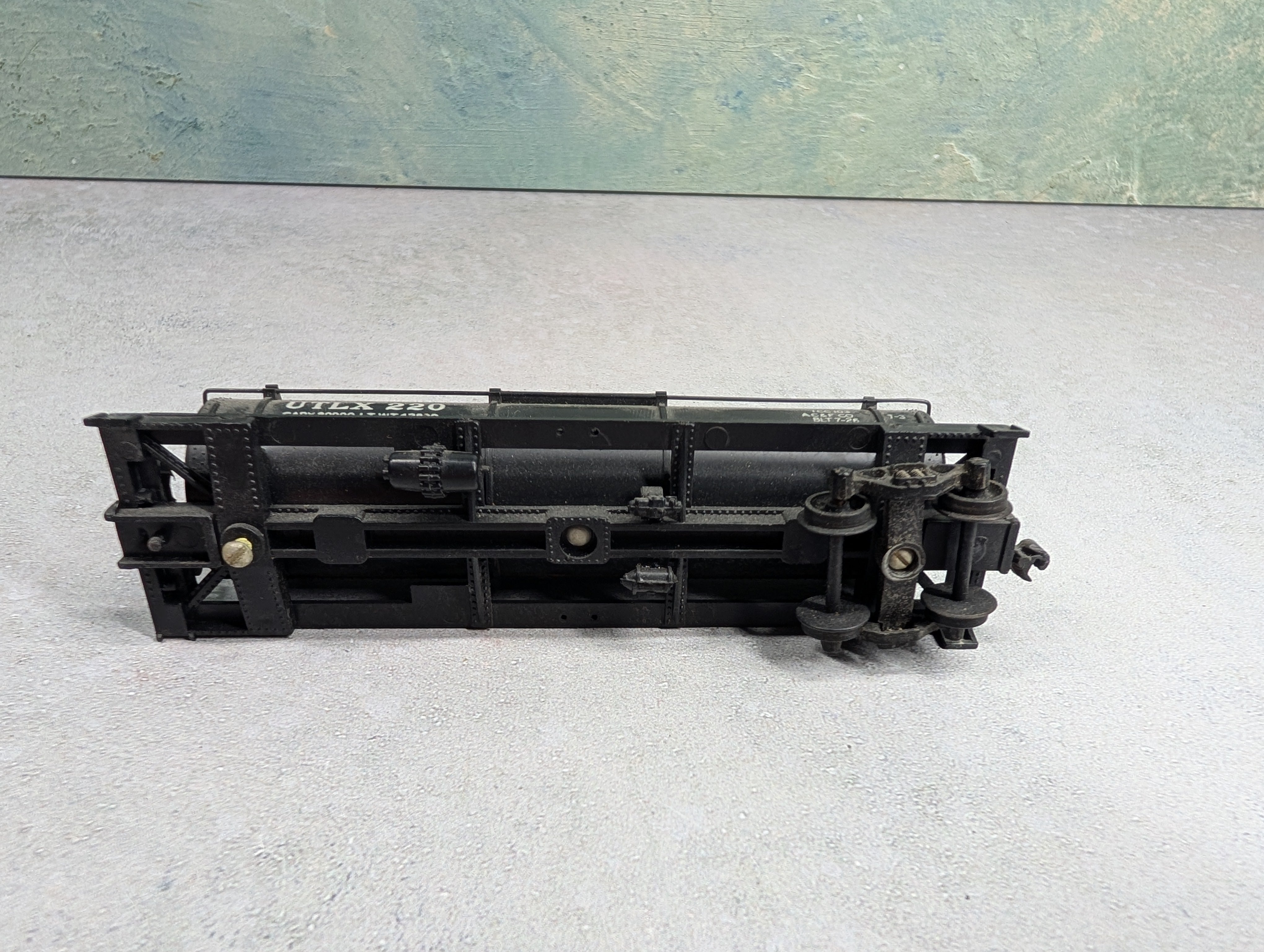 USED Varney HO Scale Single Dome Tank Car UTLX #220