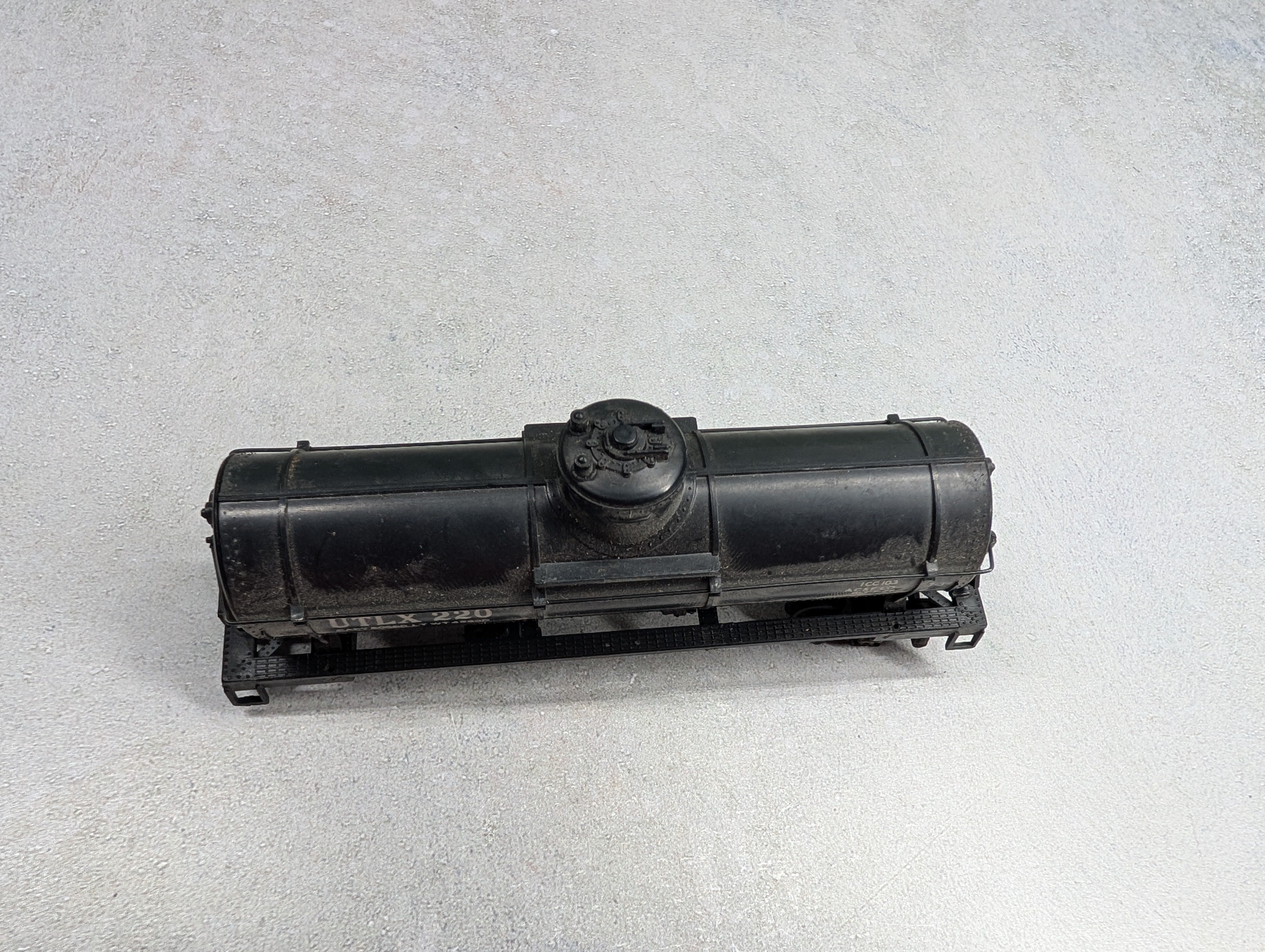 USED Varney HO Scale Single Dome Tank Car UTLX #220