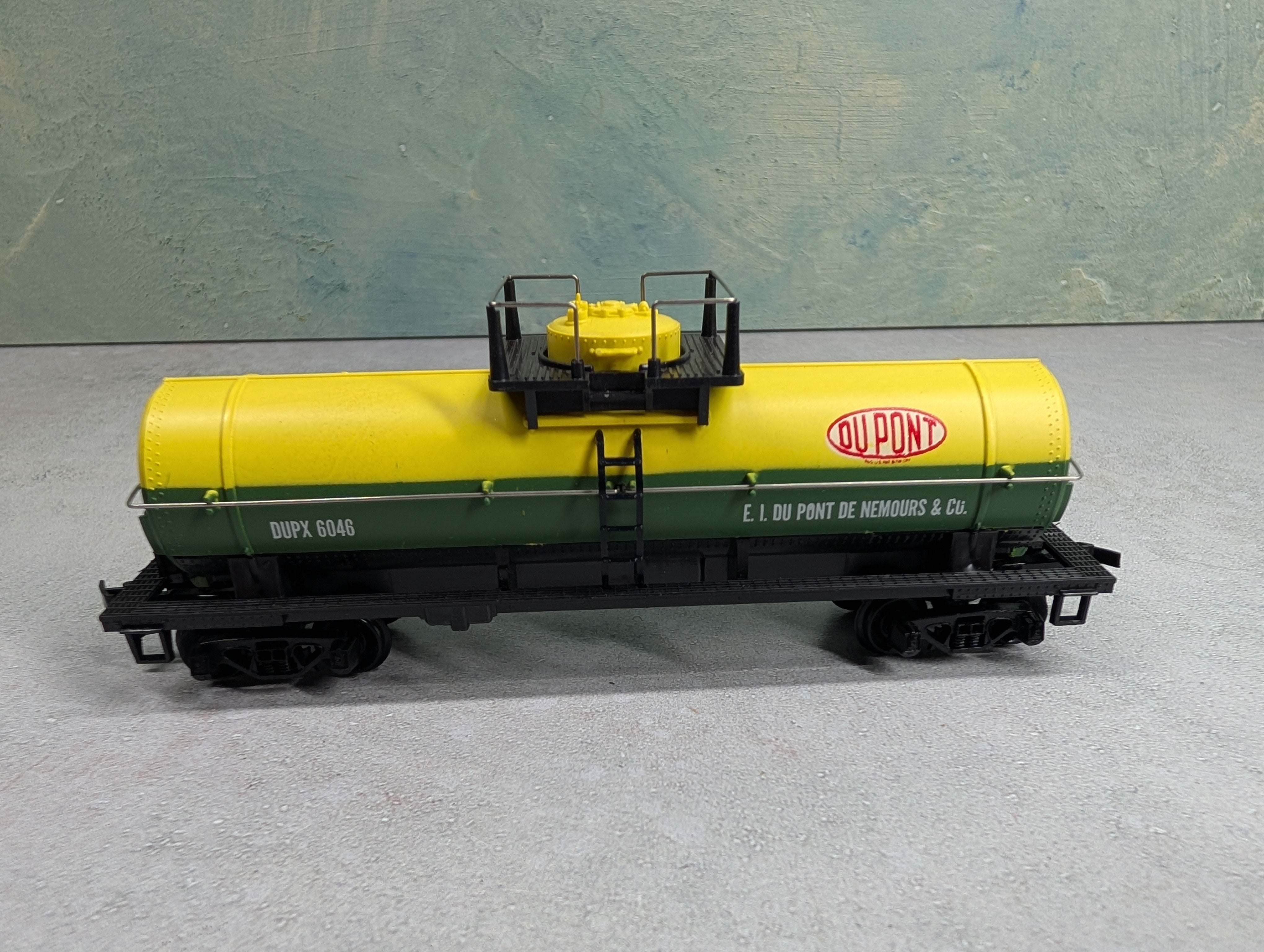 USED Tyco HO Scale Single Dome Tank Car DuPont DUPX #6046