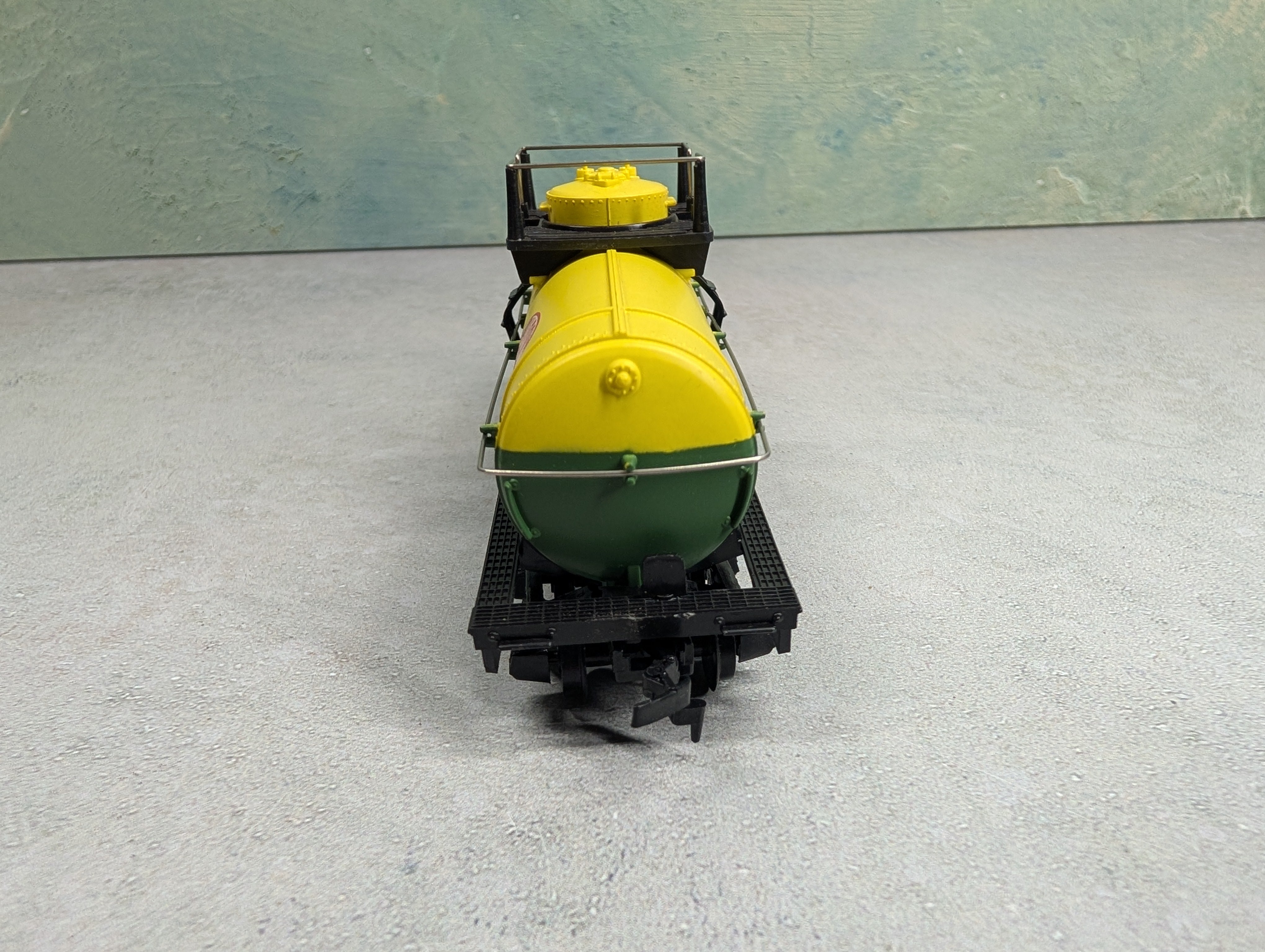 USED Tyco HO Scale Single Dome Tank Car DuPont DUPX #6046