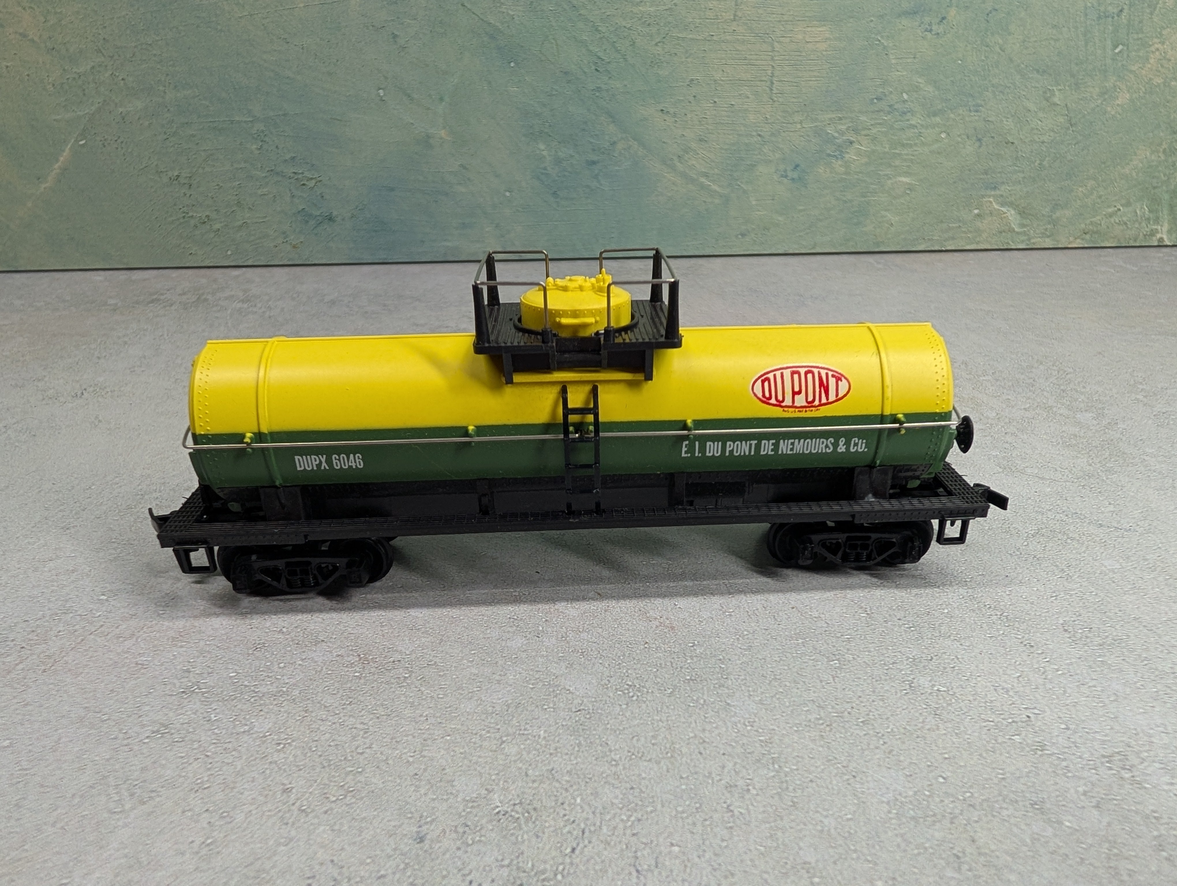 USED Tyco HO Scale Single Dome Tank Car DuPont DUPX #6046