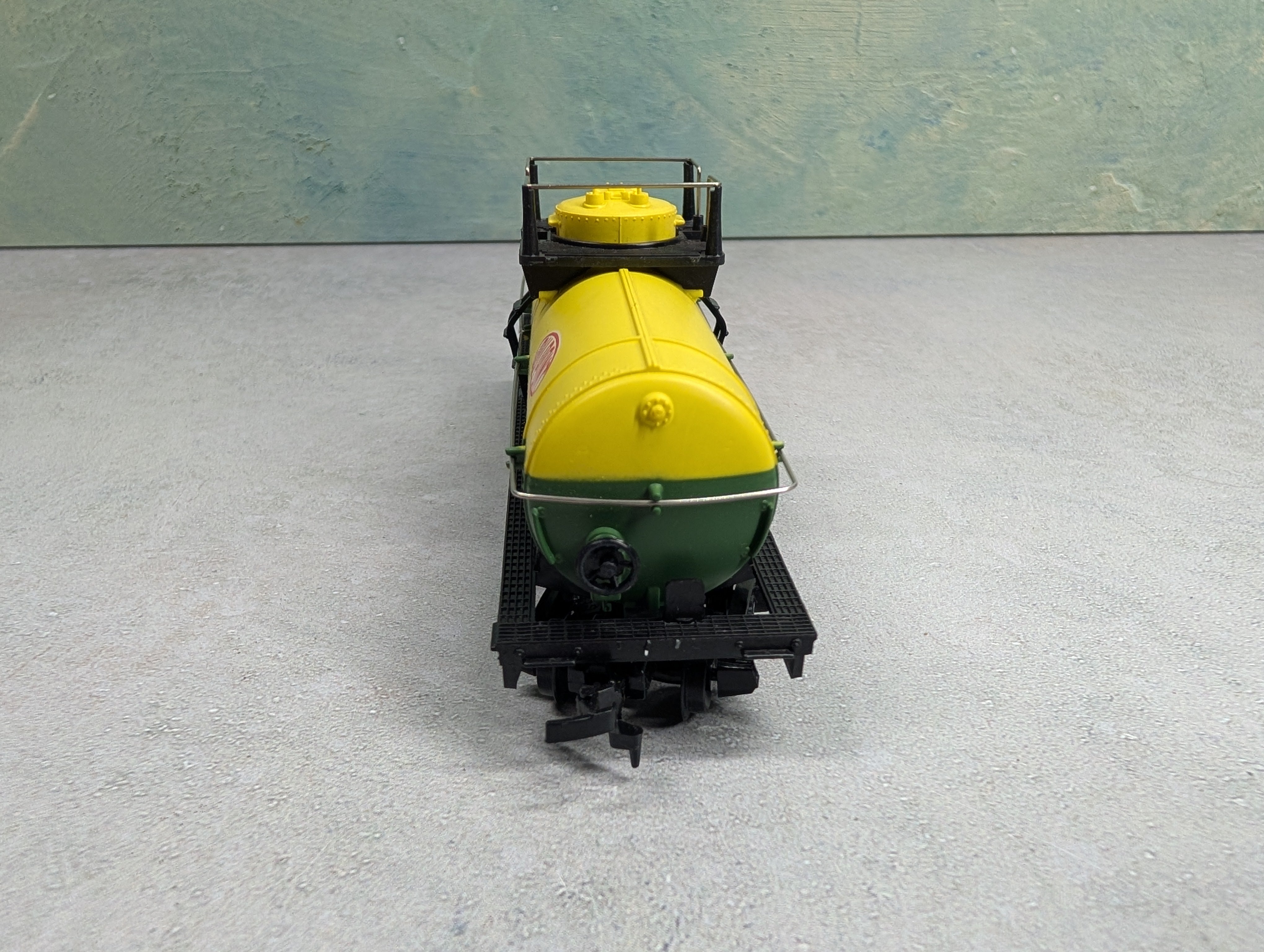 USED Tyco HO Scale Single Dome Tank Car DuPont DUPX #6046