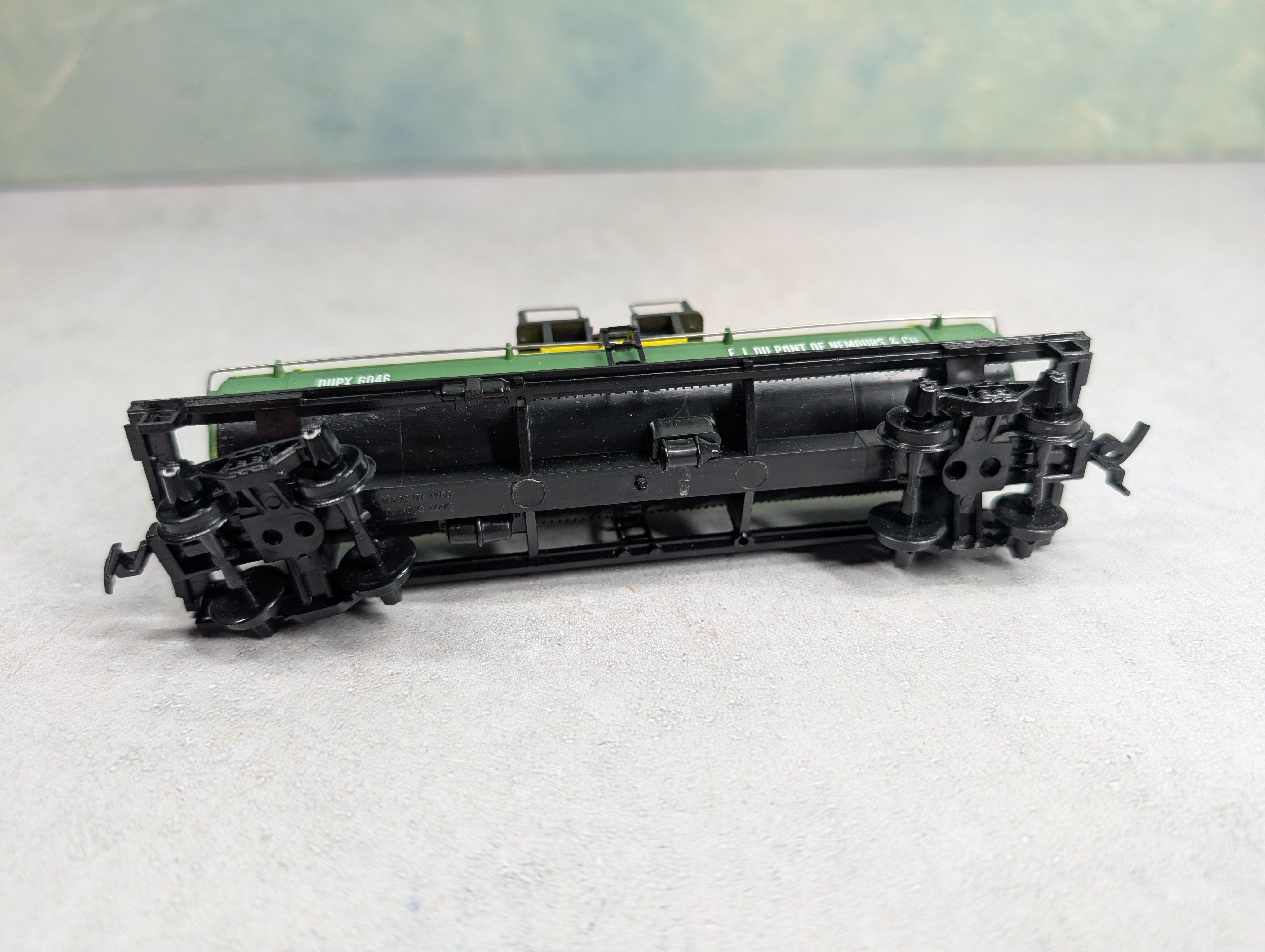 USED Tyco HO Scale Single Dome Tank Car DuPont DUPX #6046