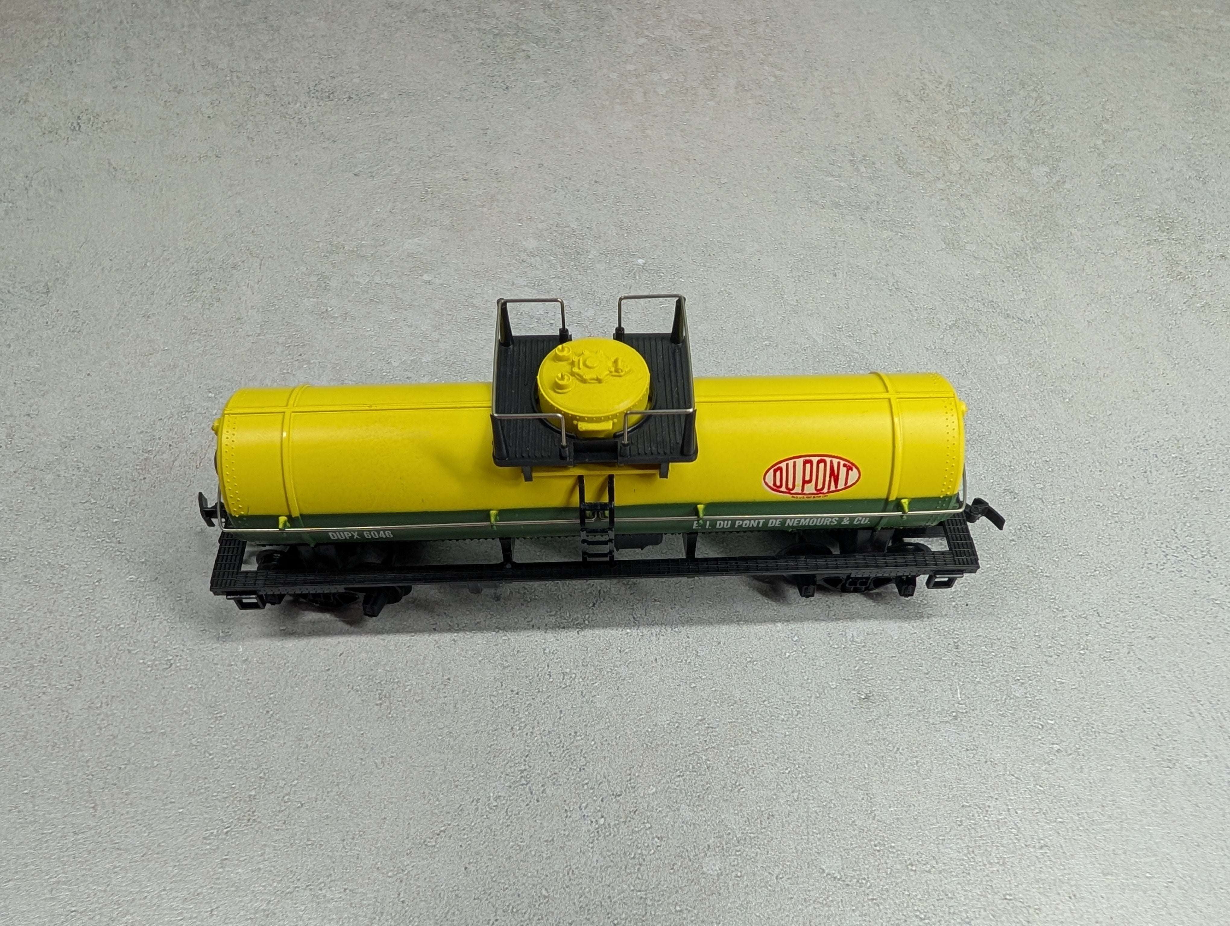 USED Tyco HO Scale Single Dome Tank Car DuPont DUPX #6046