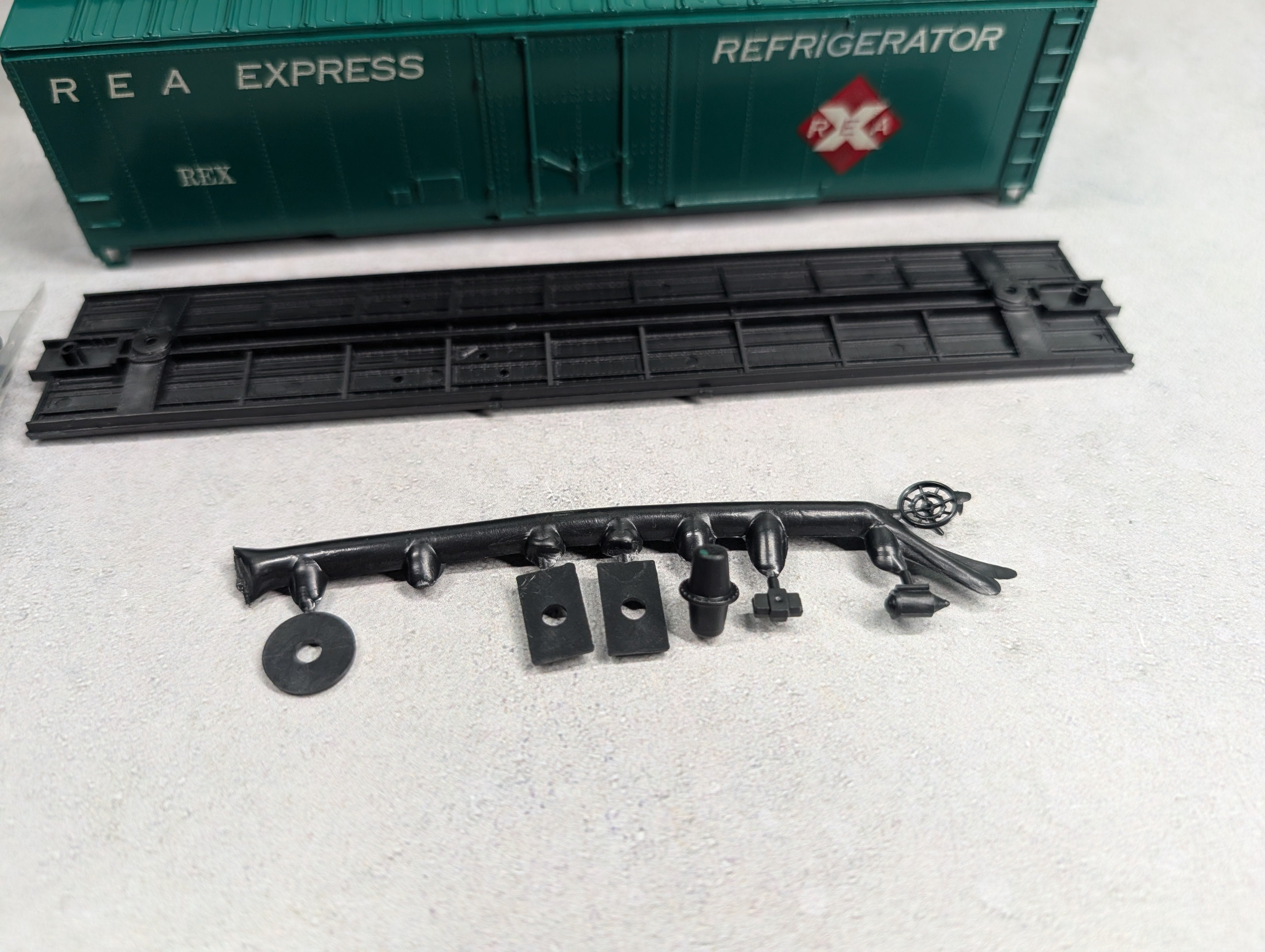 USED Roundhouse HO Scale 50' Box Car Railway Express REX KIT