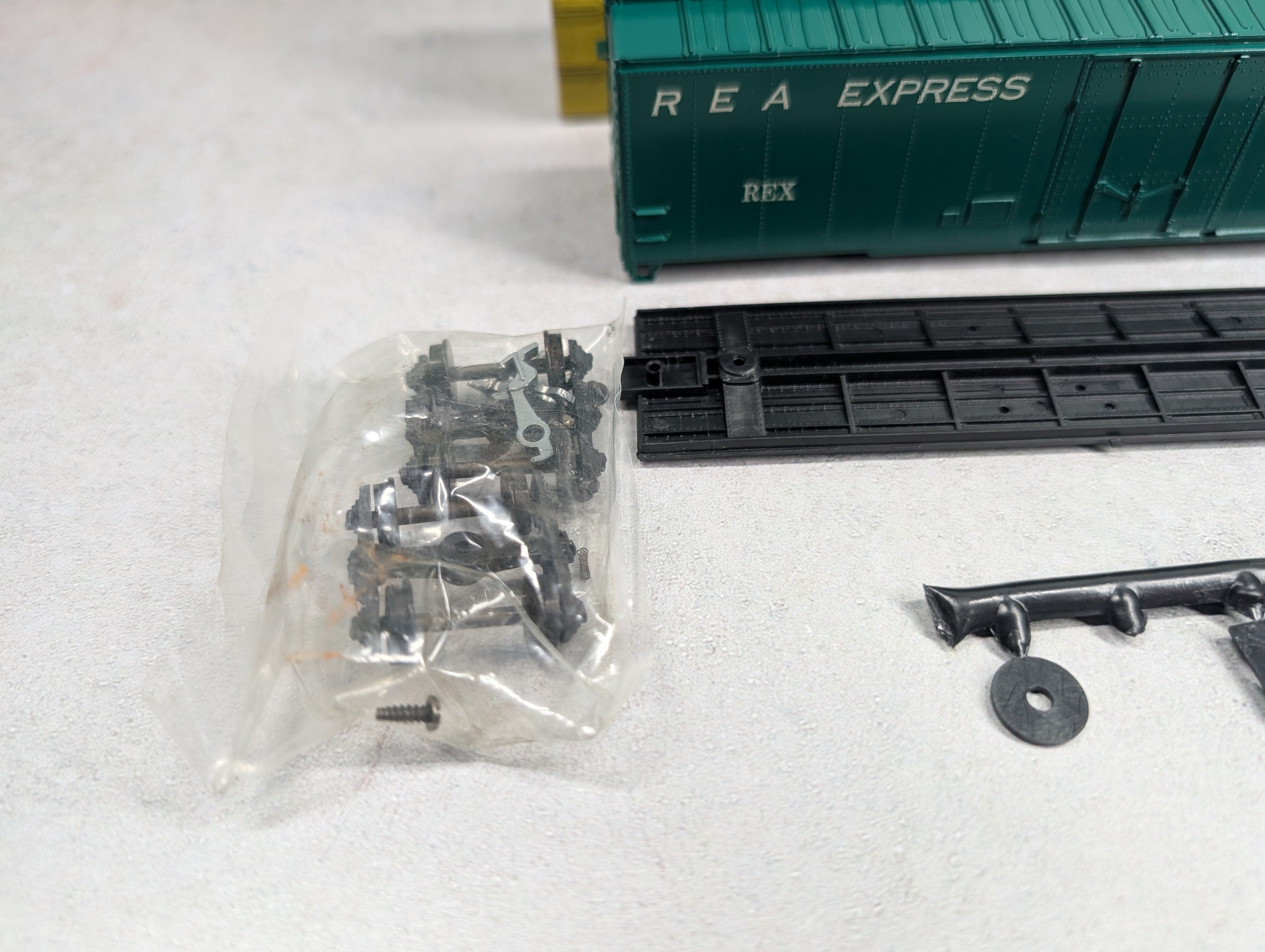 USED Roundhouse HO Scale 50' Box Car Railway Express REX KIT
