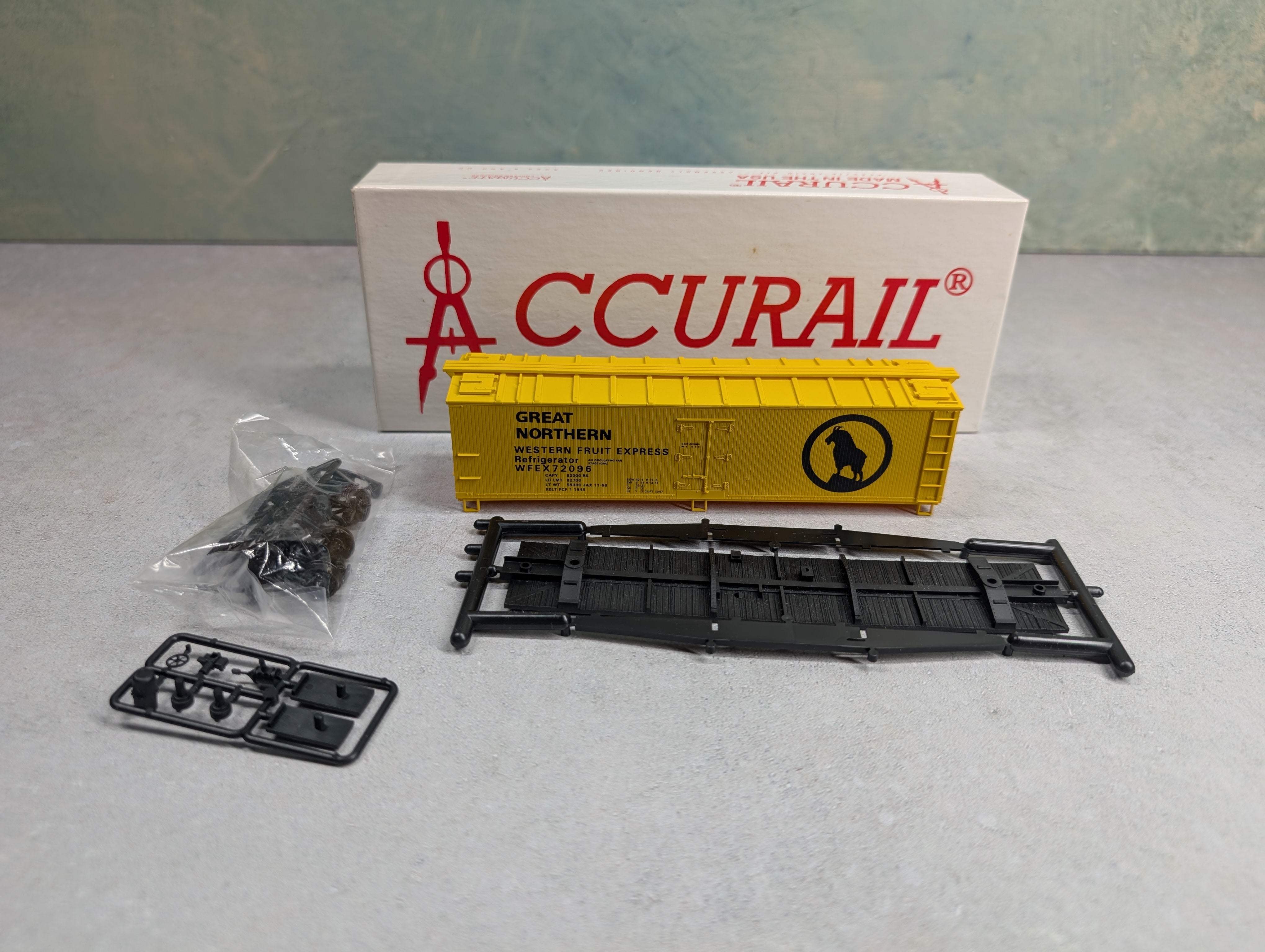 USED Accurail 1182 HO Scale 40' Wood Reefer Great Northern WFEX #72096