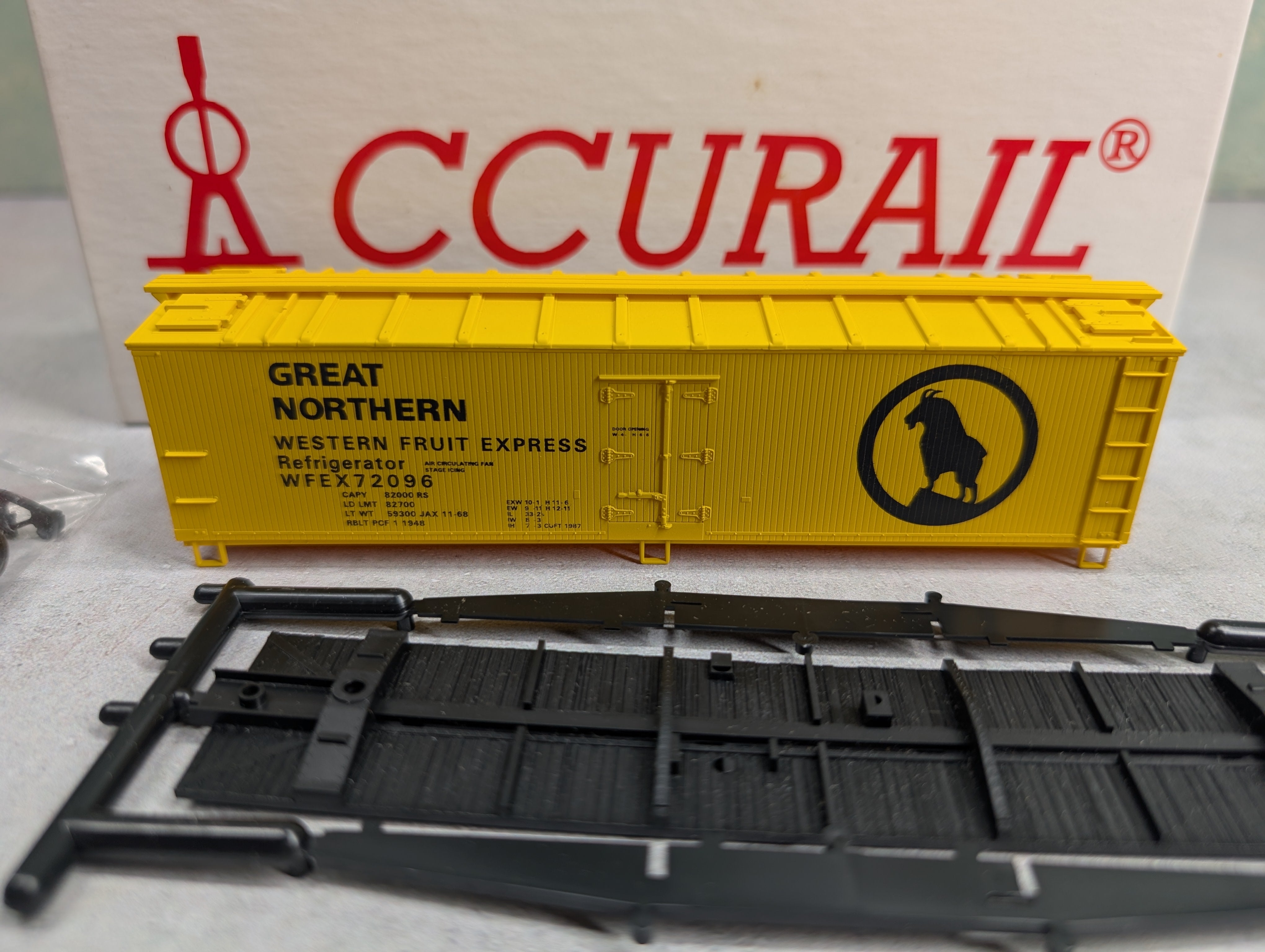USED Accurail 1182 HO Scale 40' Wood Reefer Great Northern WFEX #72096
