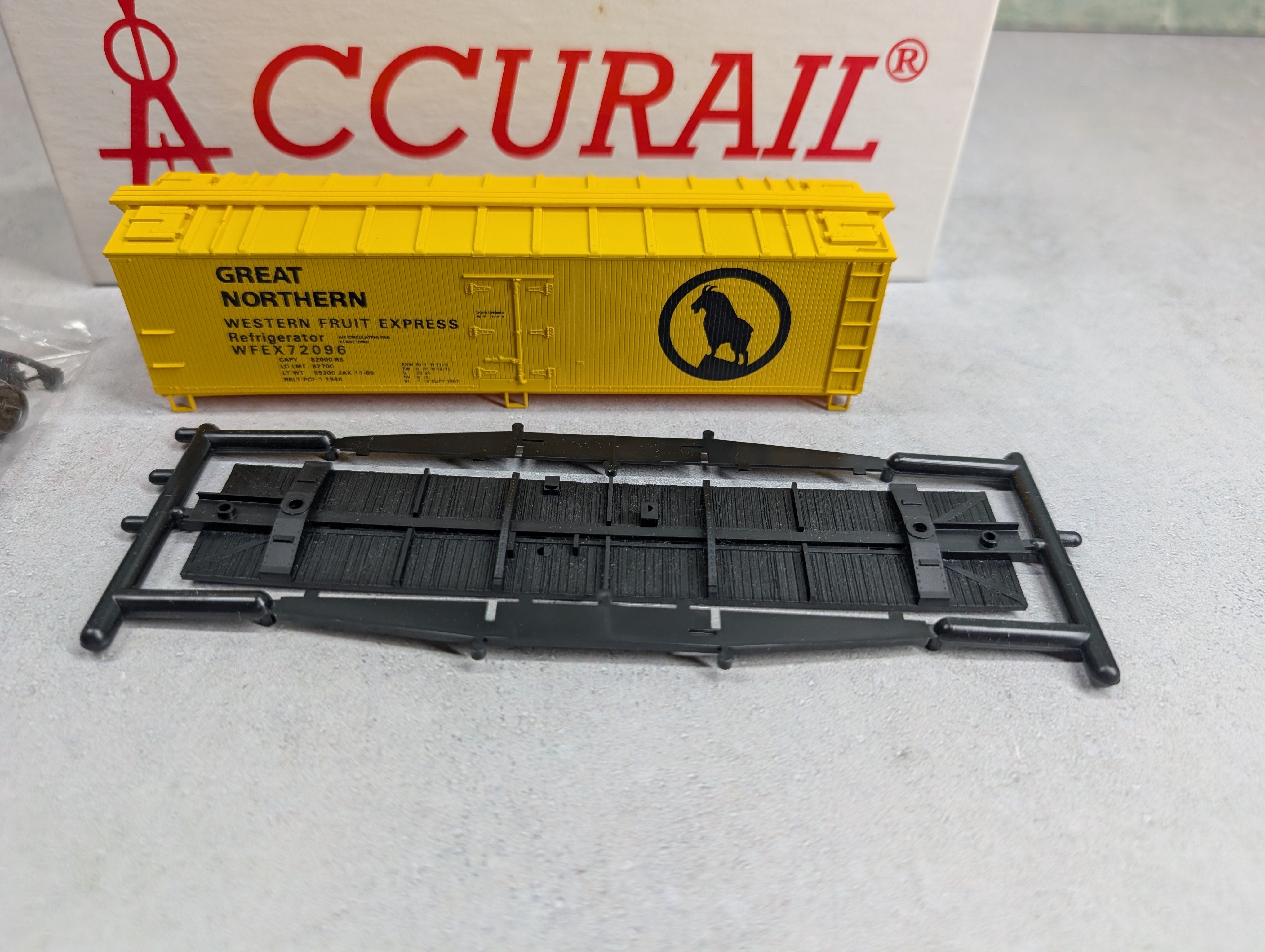 USED Accurail 1182 HO Scale 40' Wood Reefer Great Northern WFEX #72096