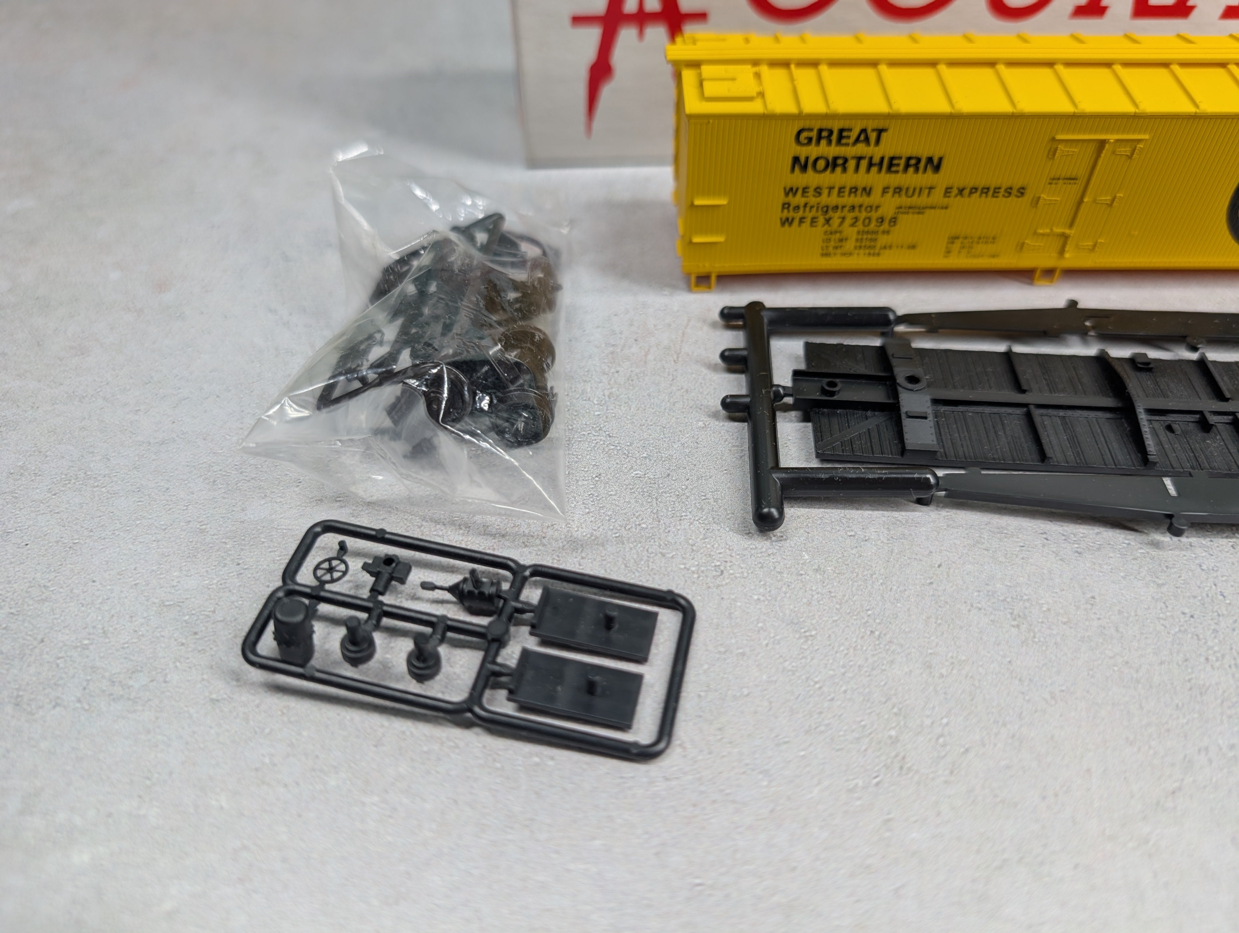 USED Accurail 1182 HO Scale 40' Wood Reefer Great Northern WFEX #72096