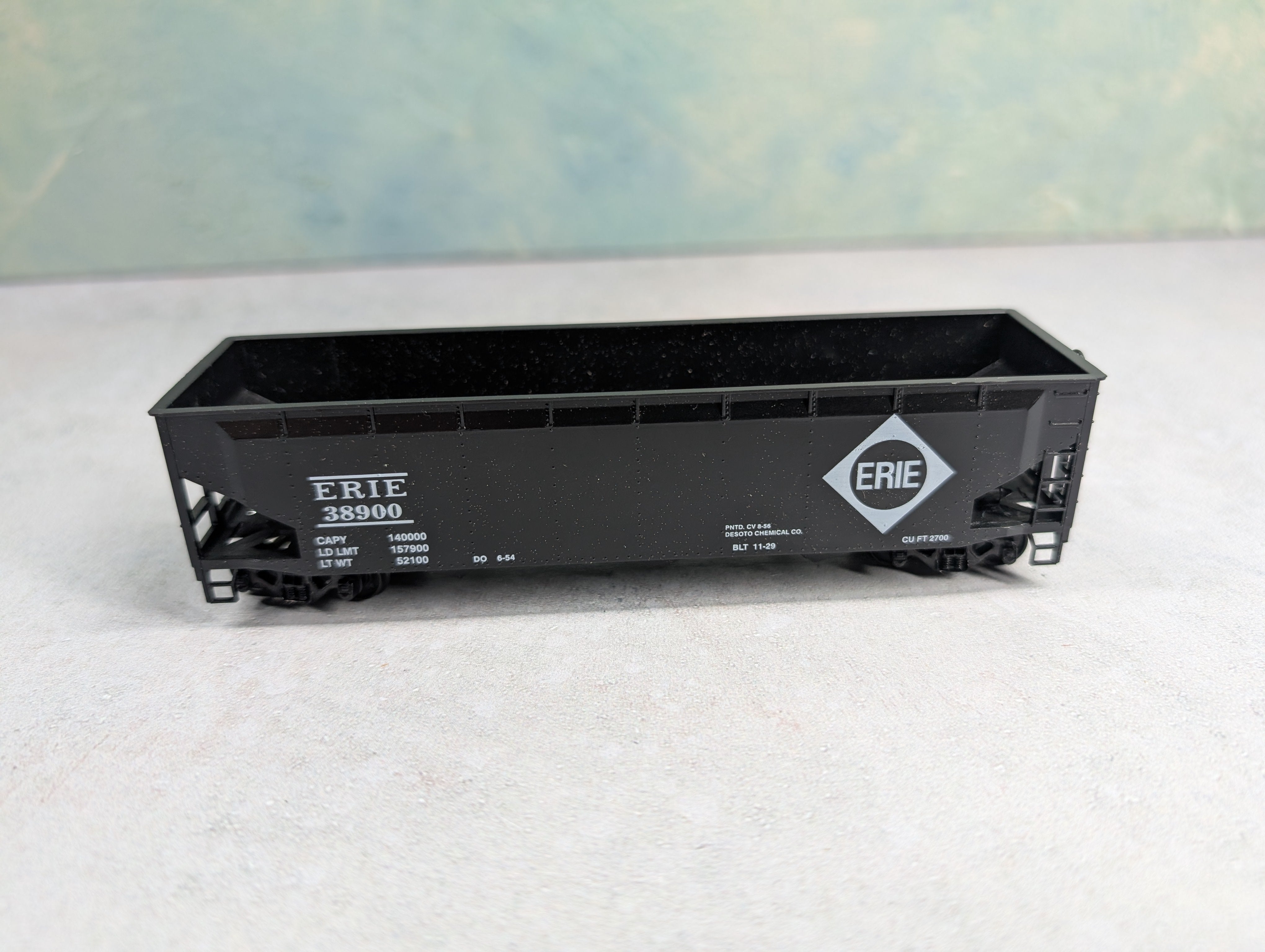 USED Roundhouse HO Scale 3 Bay Rib Side Offer Erie #38900