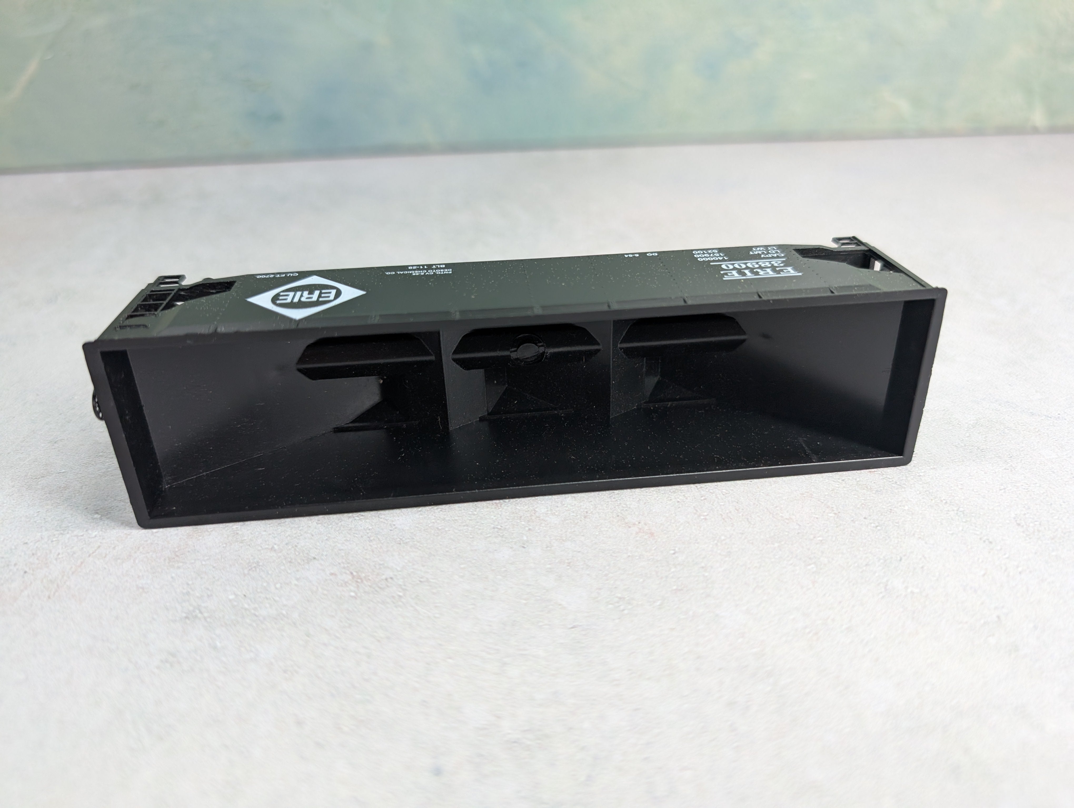 USED Roundhouse HO Scale 3 Bay Rib Side Offer Erie #38900