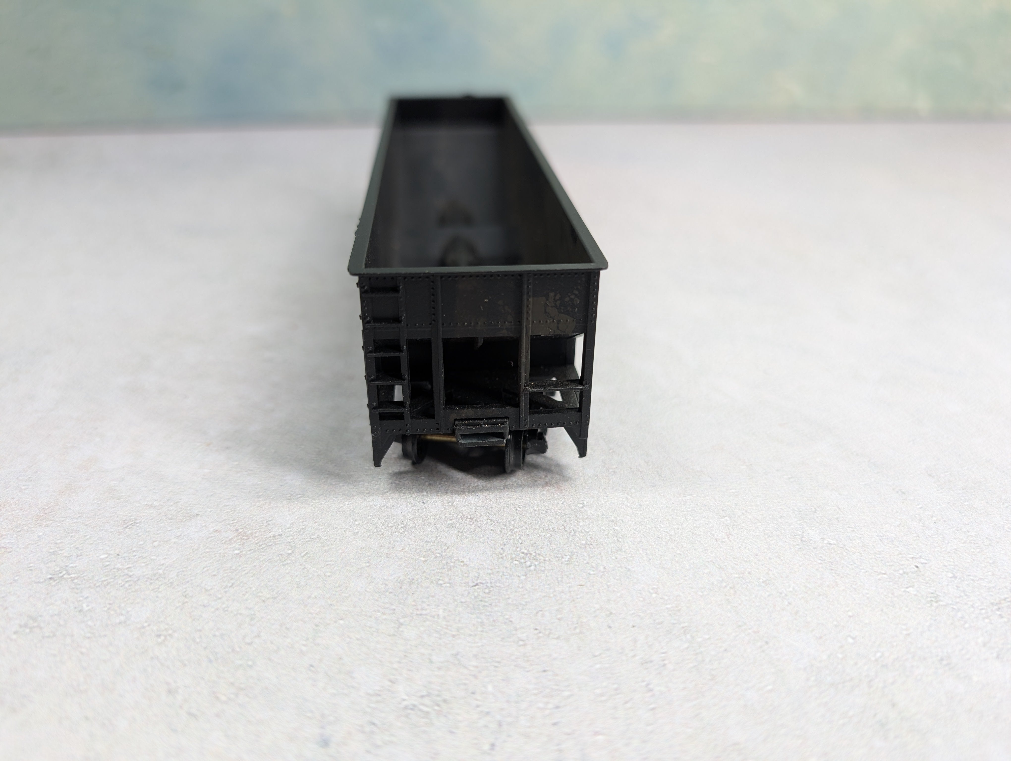 USED Roundhouse HO Scale Offset 3 Bay Hopper Erie #38346