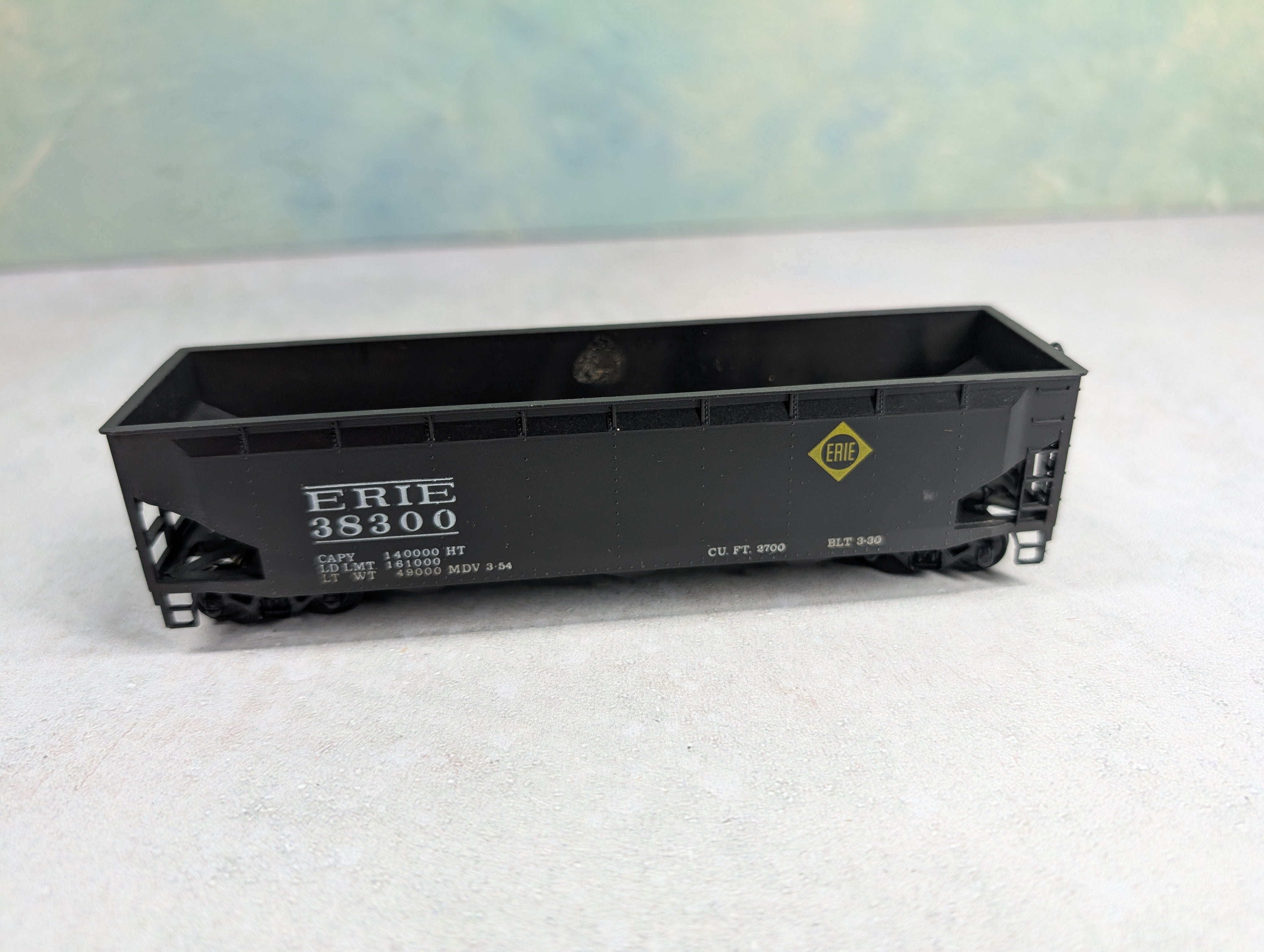 USED Roundhouse HO Scale Offset 3 Bay Hopper Erie #38300