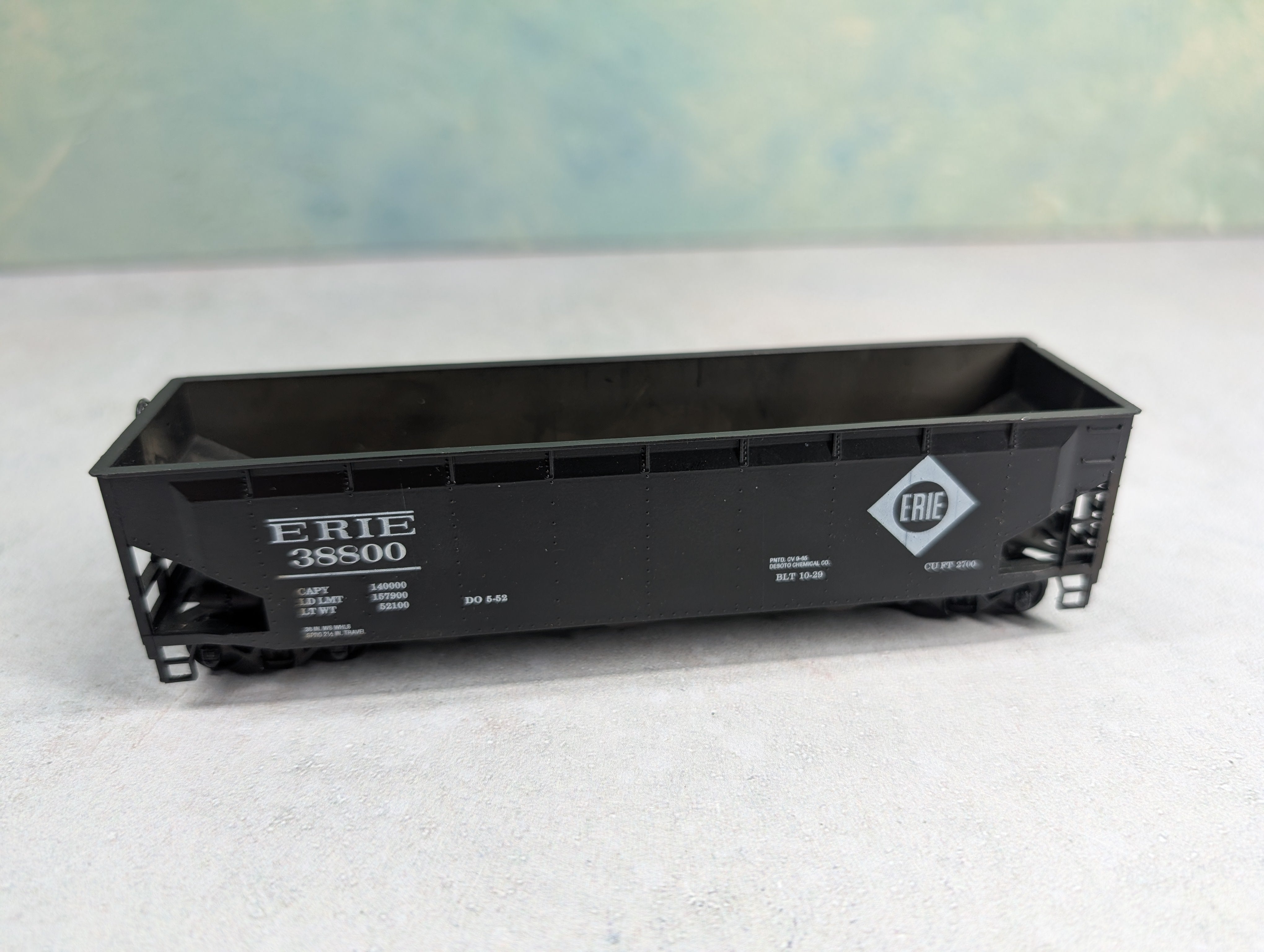 USED Roundhouse HO Scale 3 Bay Rib Side Offer Erie #38800