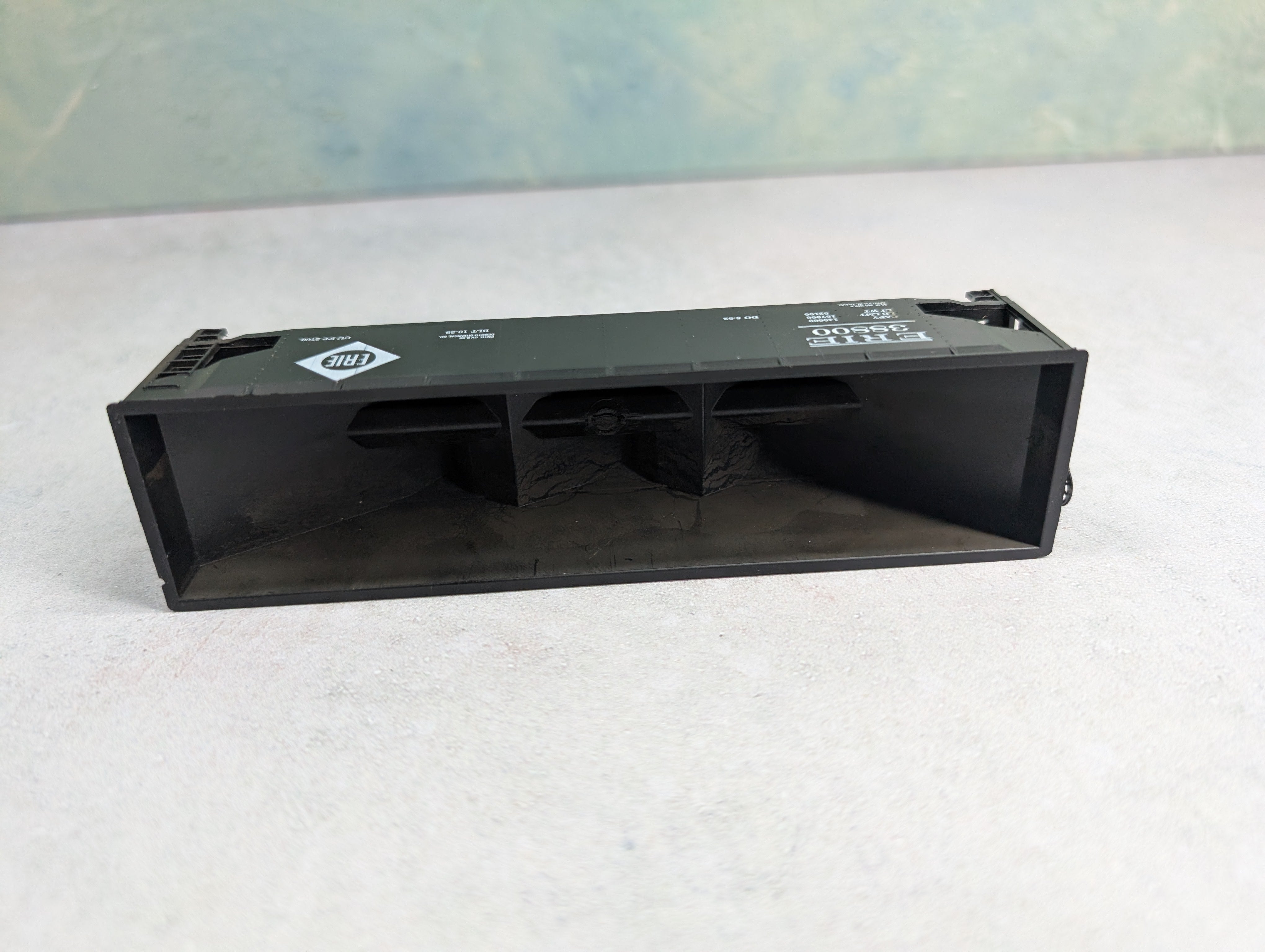 USED Roundhouse HO Scale 3 Bay Rib Side Offer Erie #38800