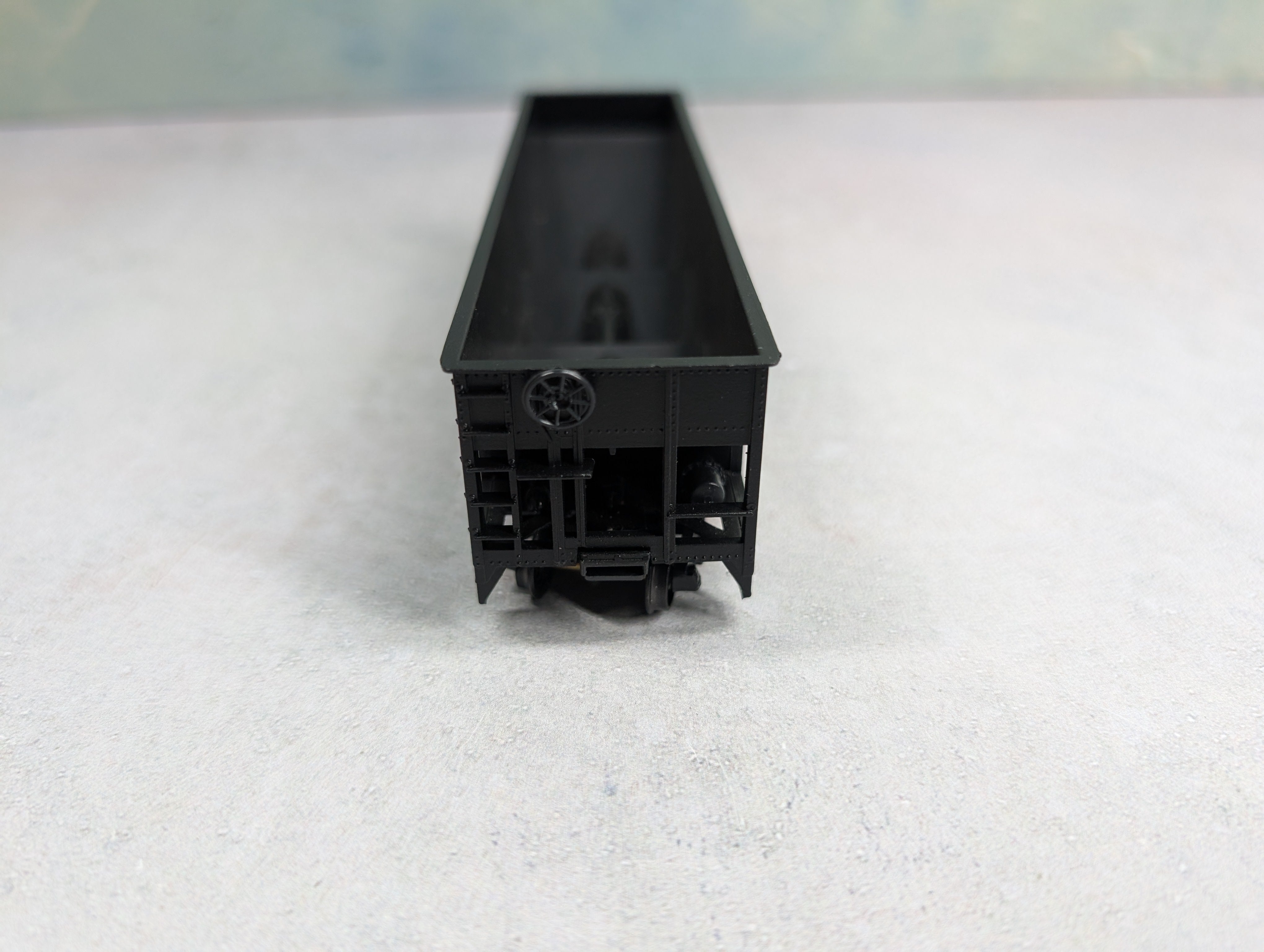 USED Roundhouse HO Scale 3 Bay Rib Side Offer Erie #38851