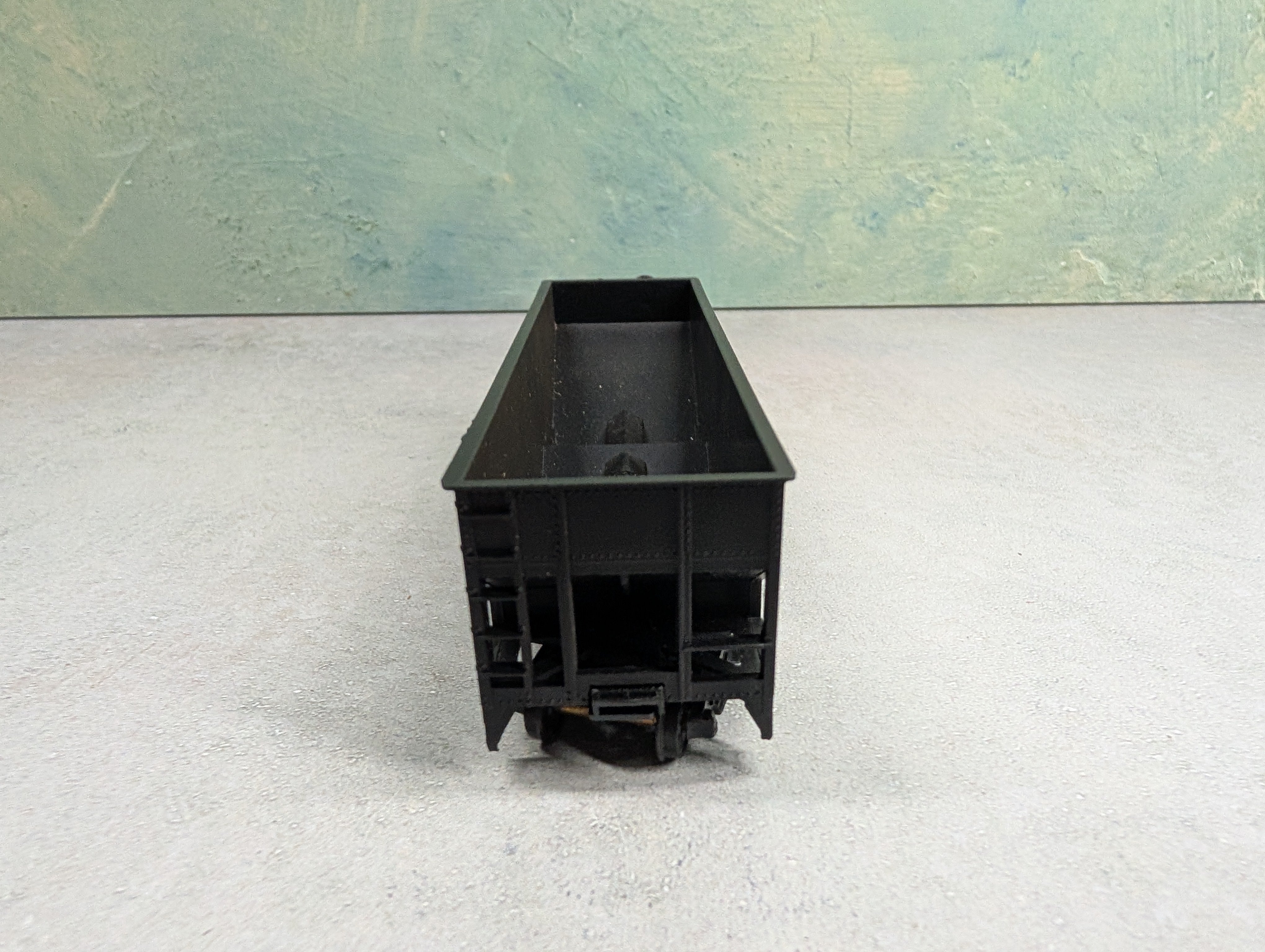 USED Roundhouse HO Scale 3 Bay Rib Side Offer Erie #38851
