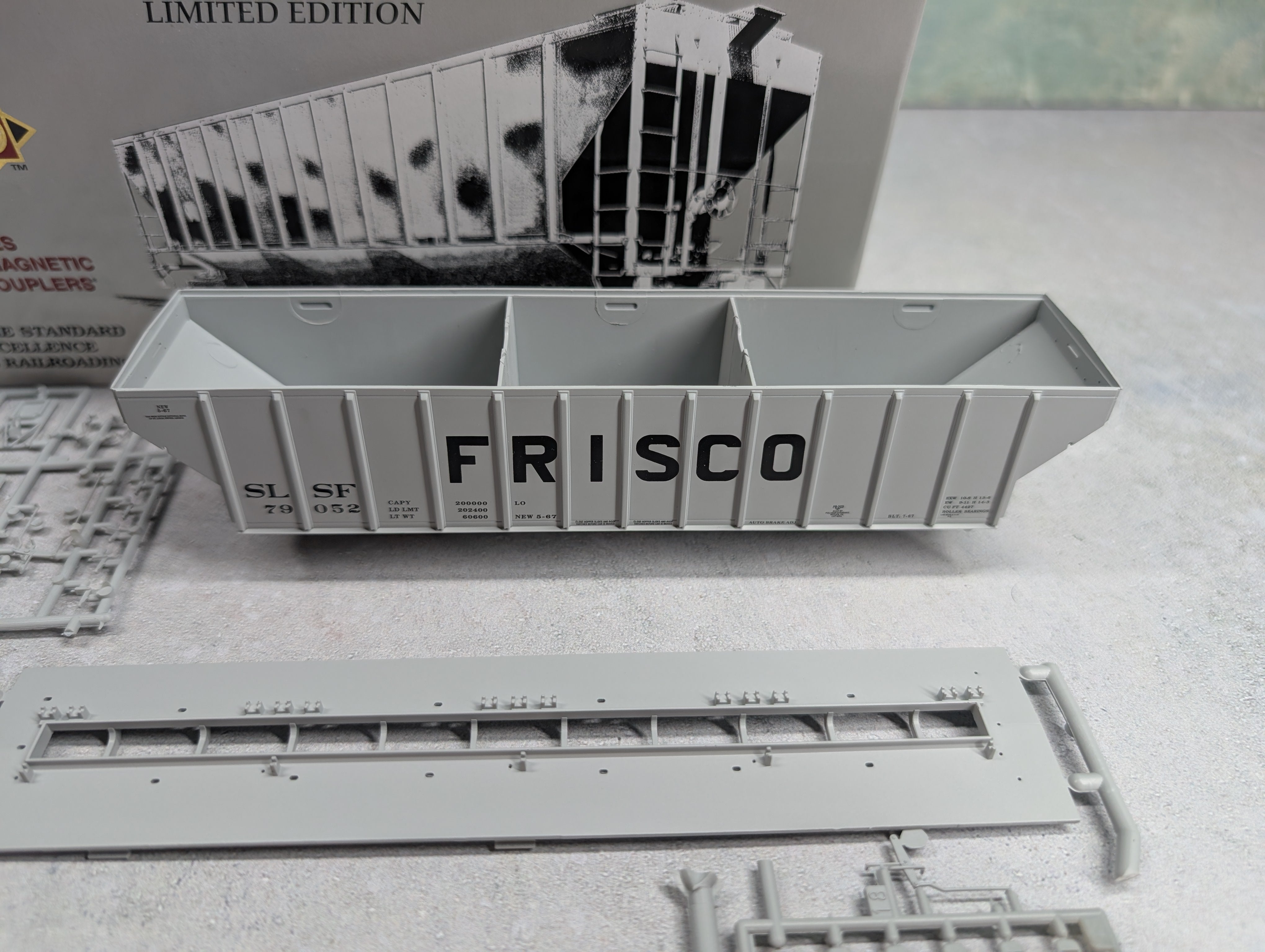 USED Life-Like 21885 HO Scale 4427 PS2-CD High-Side Covered Hopper Frisco SLSF #79052 KIT