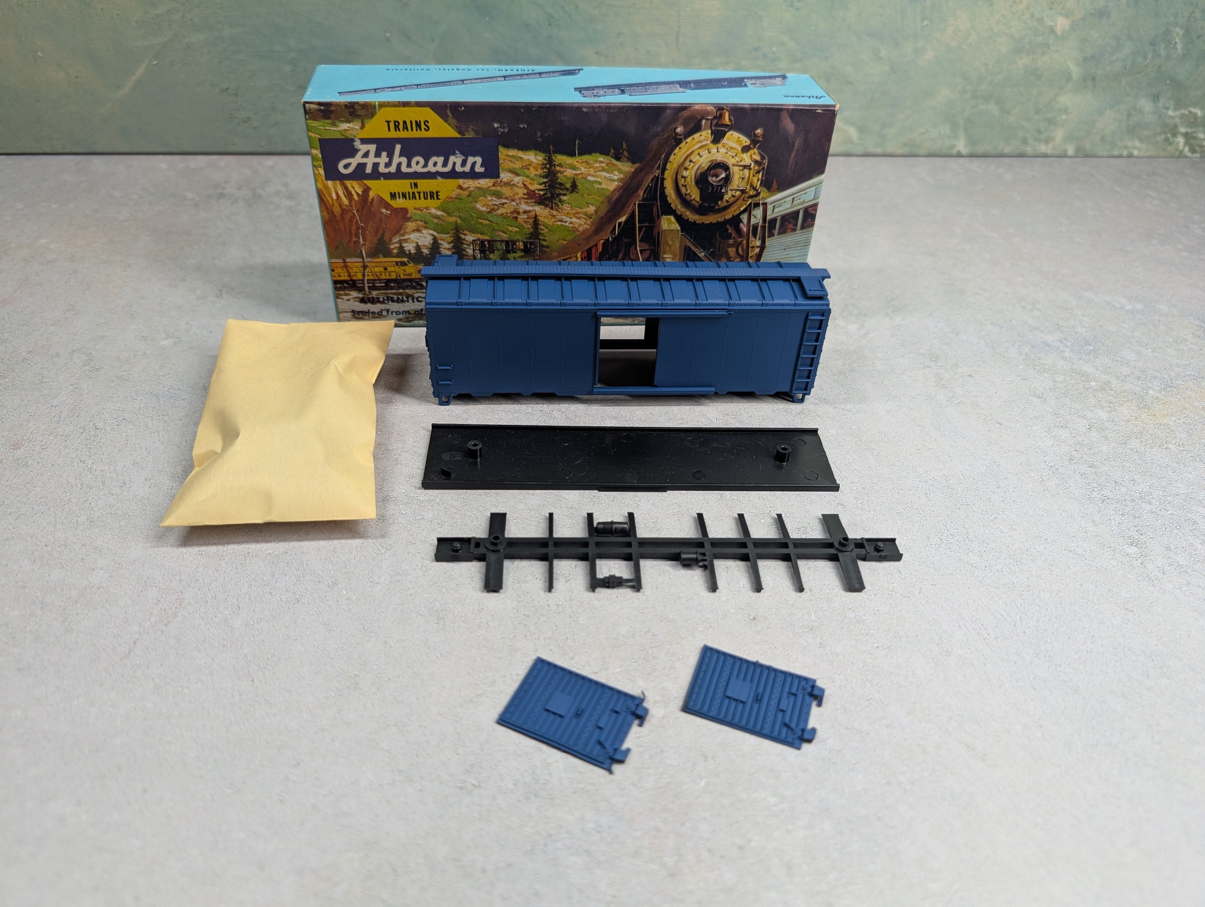 USED Athearn 1200 HO Scale 40' Box Car Blue Undecorated KIT
