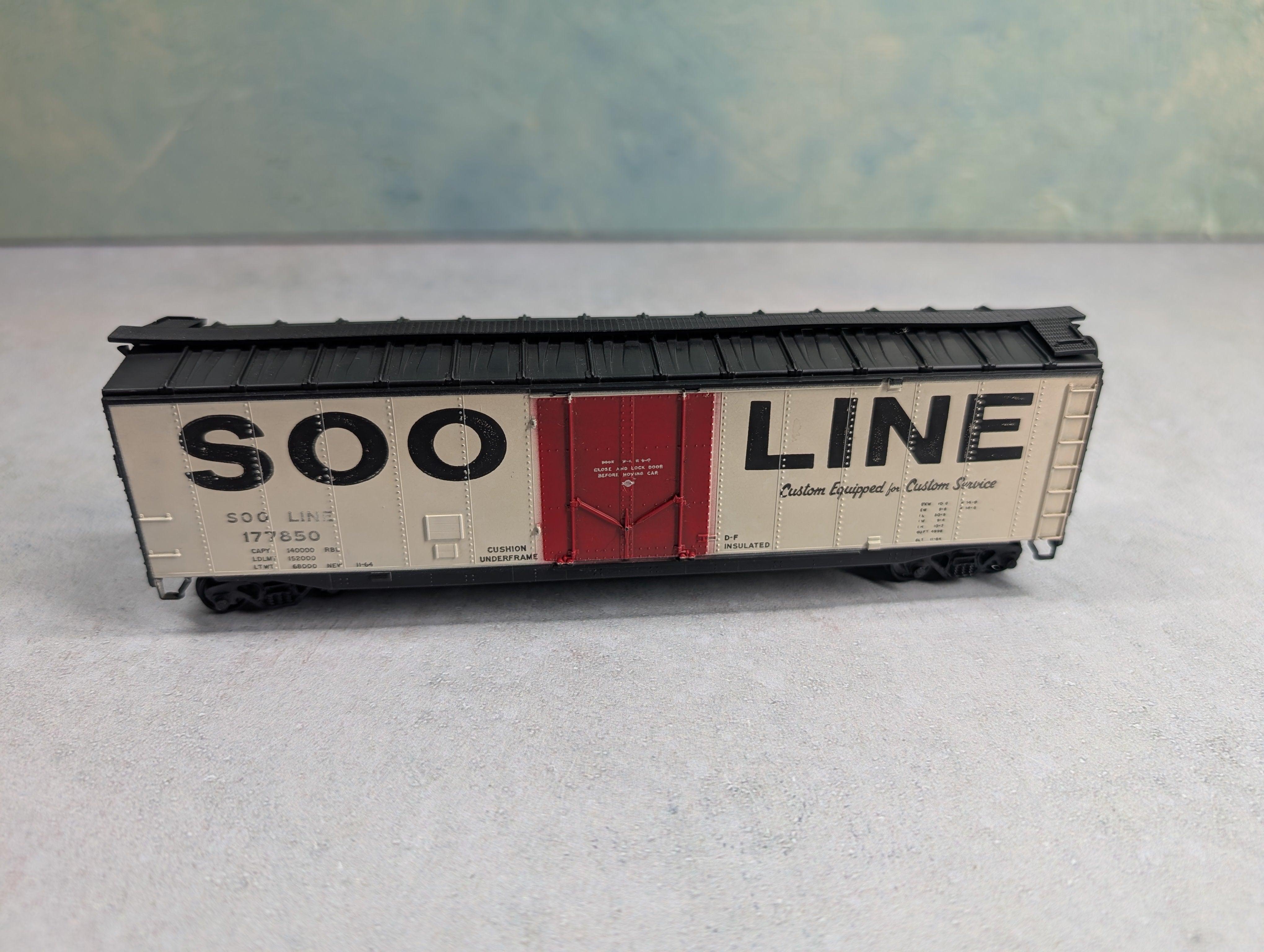 USED Athearn 1335 HO Scale 50' Plug Door Box Car Soo Line #177850